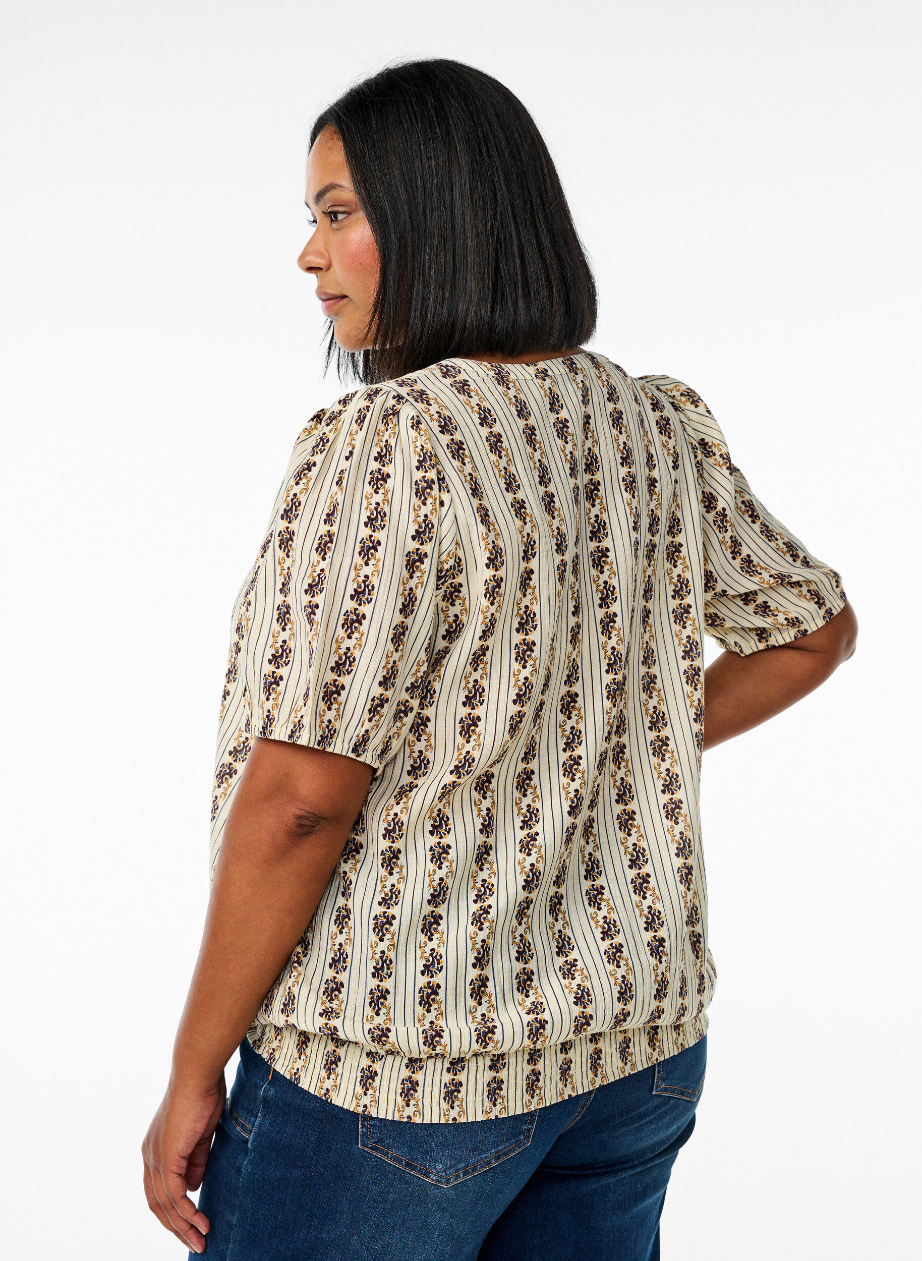 Zizzi Blouse imprim&eacute;e avec ourlet smock&eacute;, Egret AOP, Model image number 1