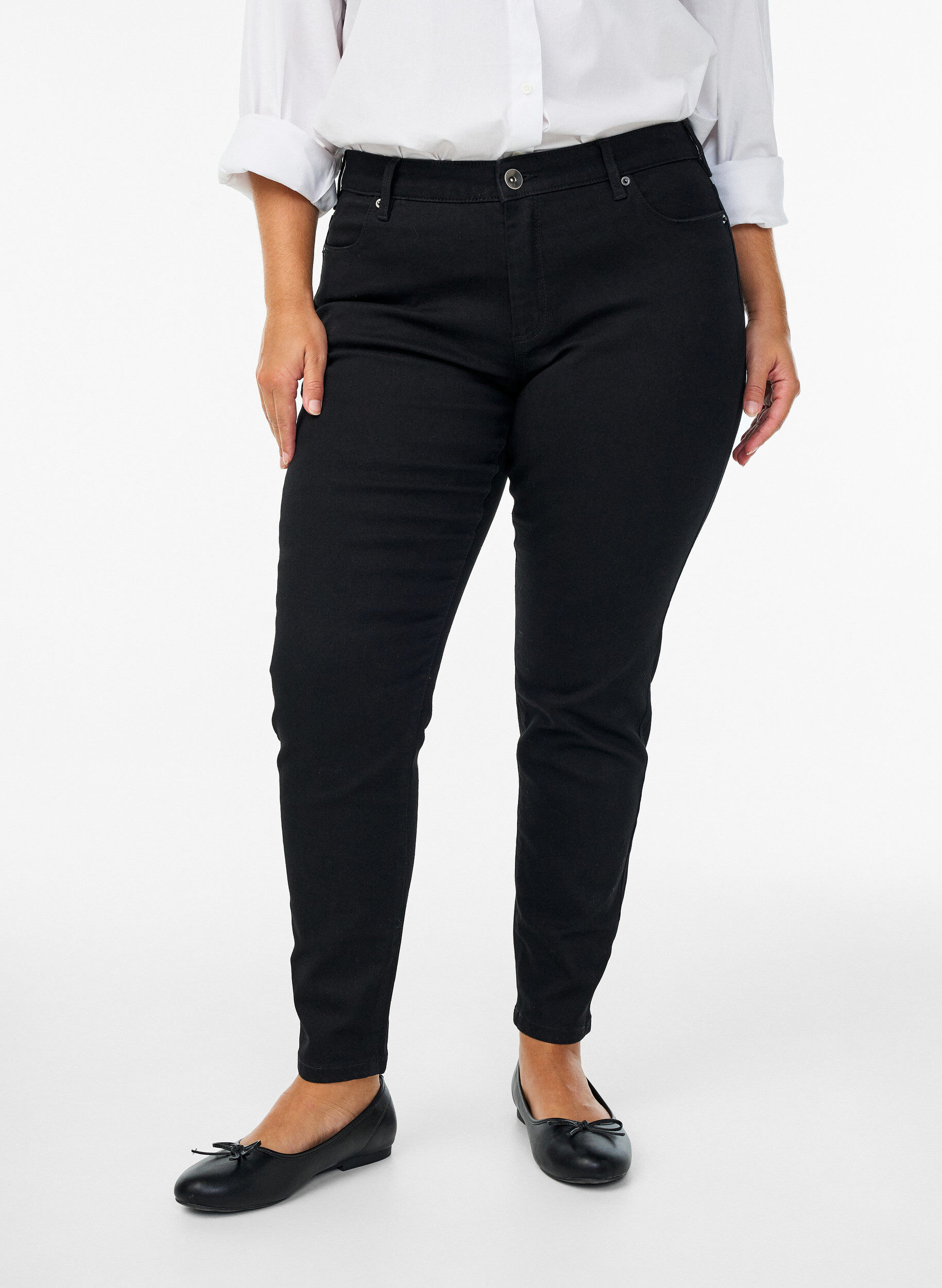 Zizzi Jean Emily coupe slim fit avec taille normale, Noir, Model image number 2