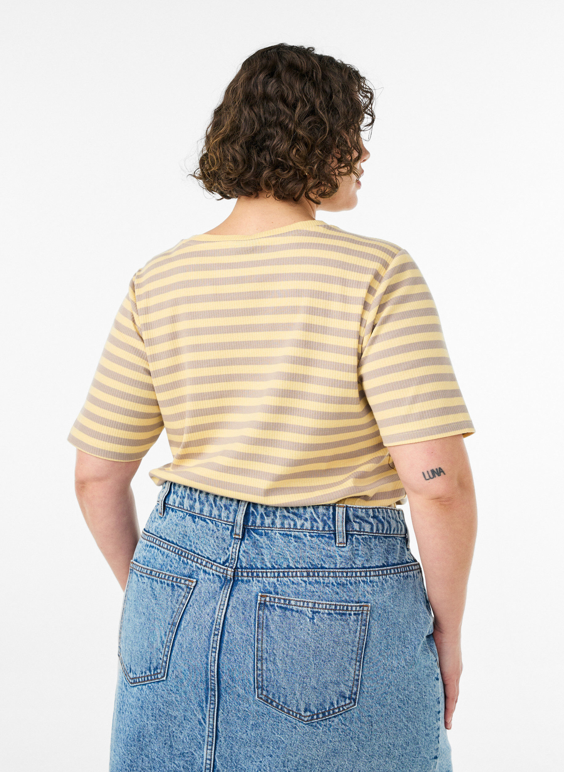 ZizziT-shirt ray&eacute; &agrave; texture c&ocirc;tel&eacute;e, Jaune, Model image number 2