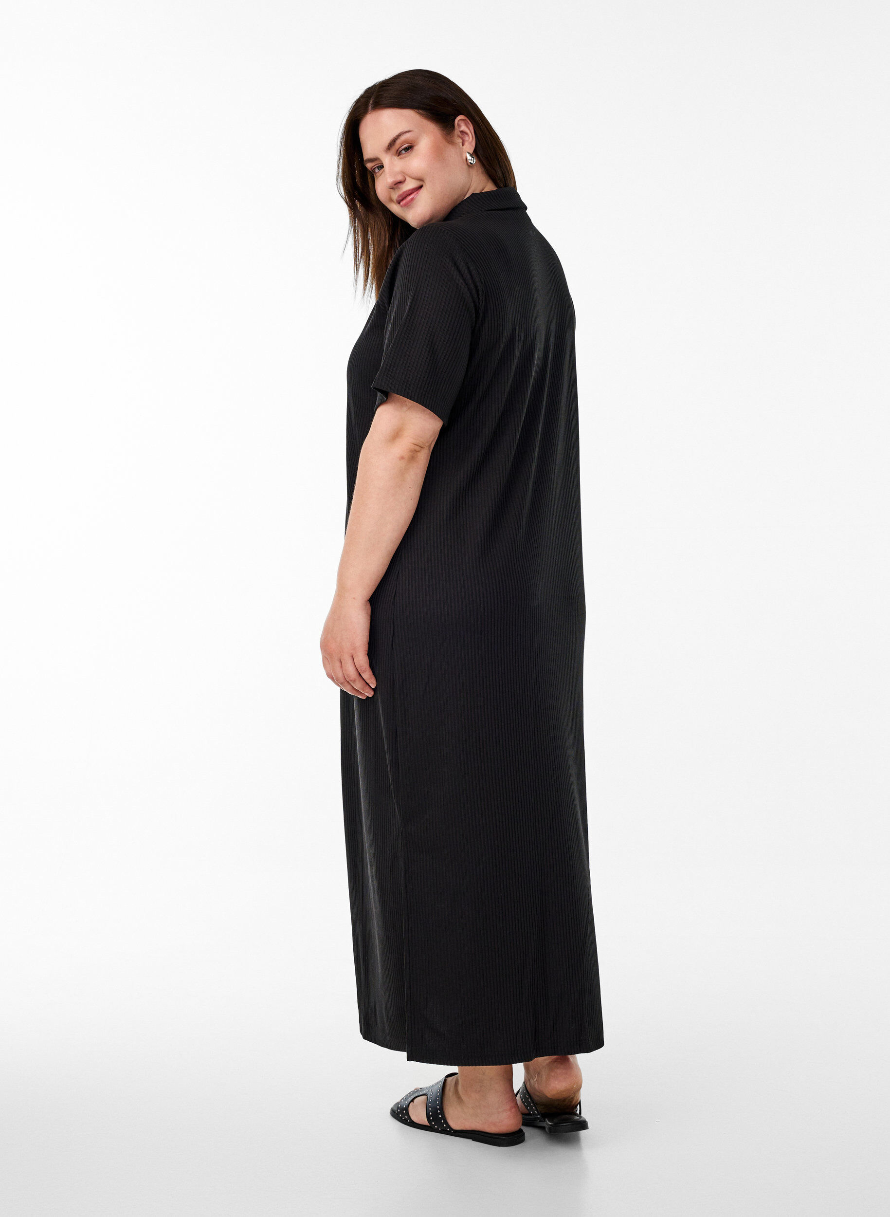 Zizzi Robe maxi en jersey avec col et manches courtes., Noir, Model image number 1
