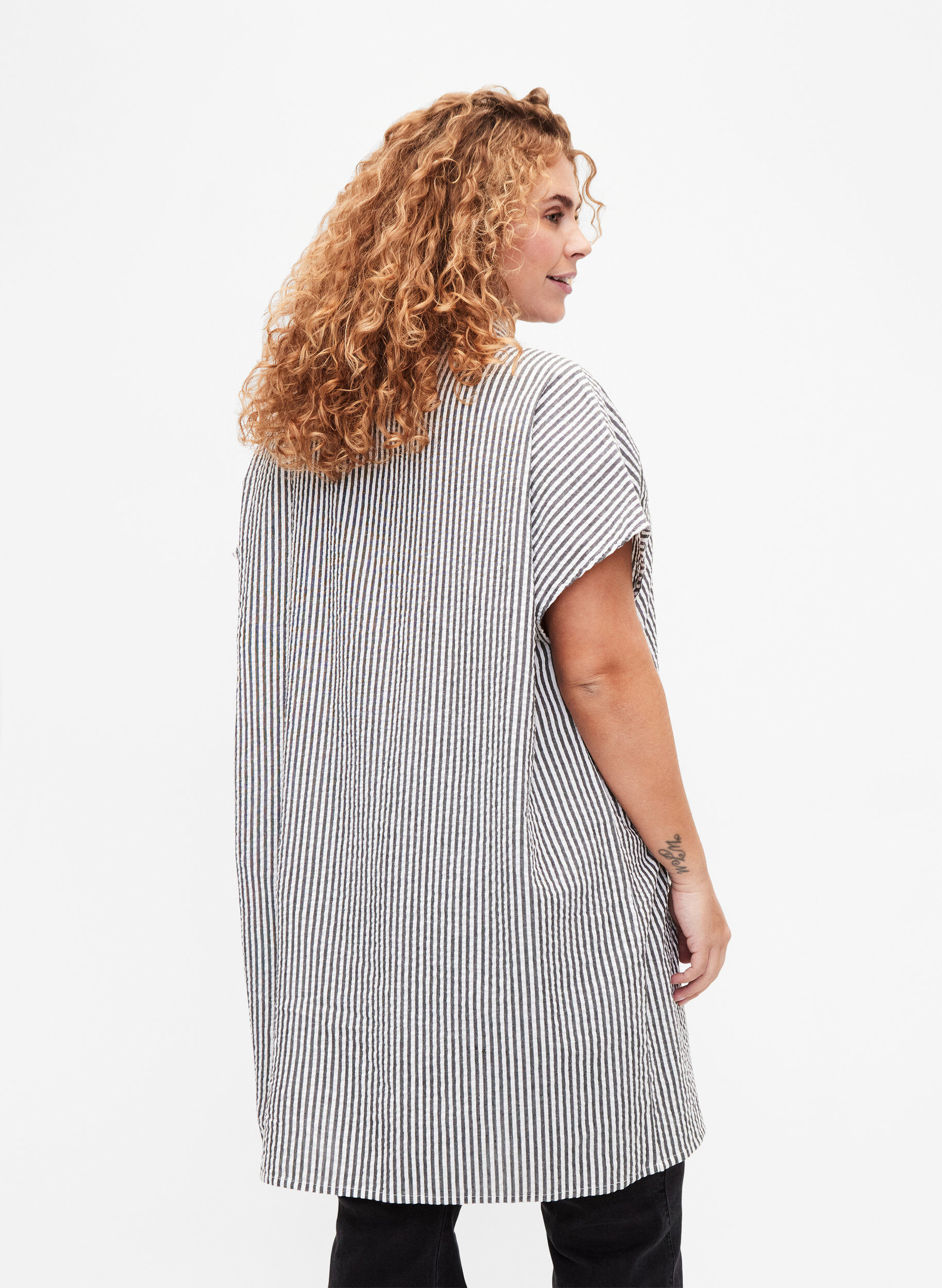 Zizzi Chemise longue &agrave; rayures en coton, Black, Model image number 1