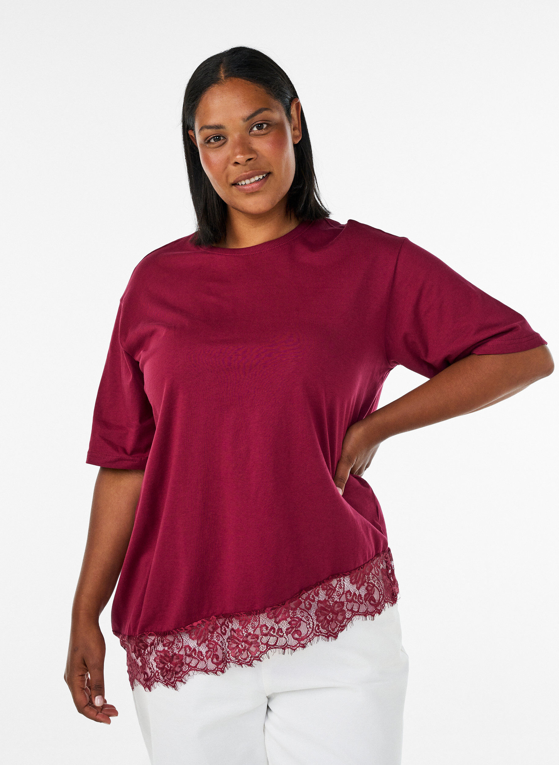 T-shirt avec ourlet asym&eacute;trique en dentelle, Rouge, Model