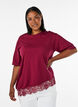 T-shirt avec ourlet asym&eacute;trique en dentelle, Rouge, Model image number 0
