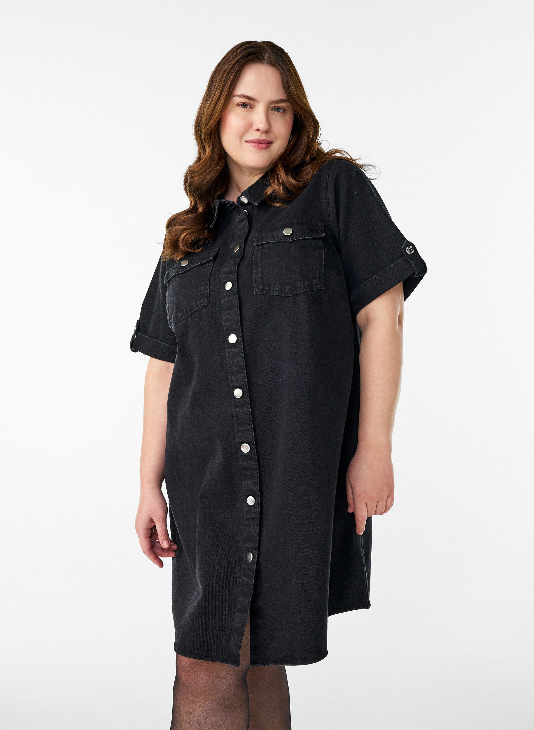 Robe en denim avec manches courtes et boutons, Noir, Model