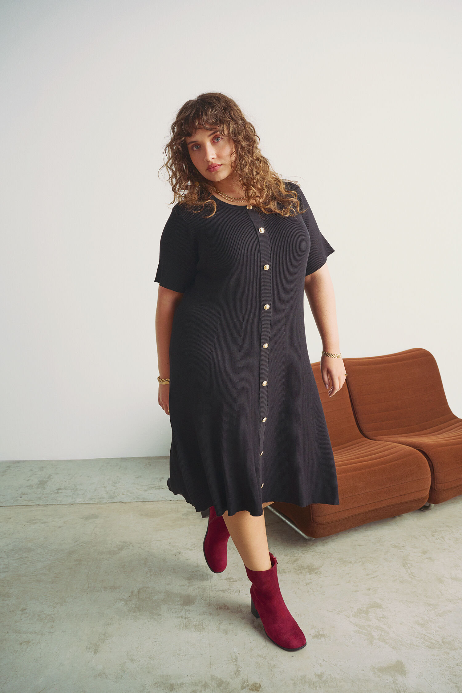 Robe en maille avec boutons dor&eacute;s, , Model