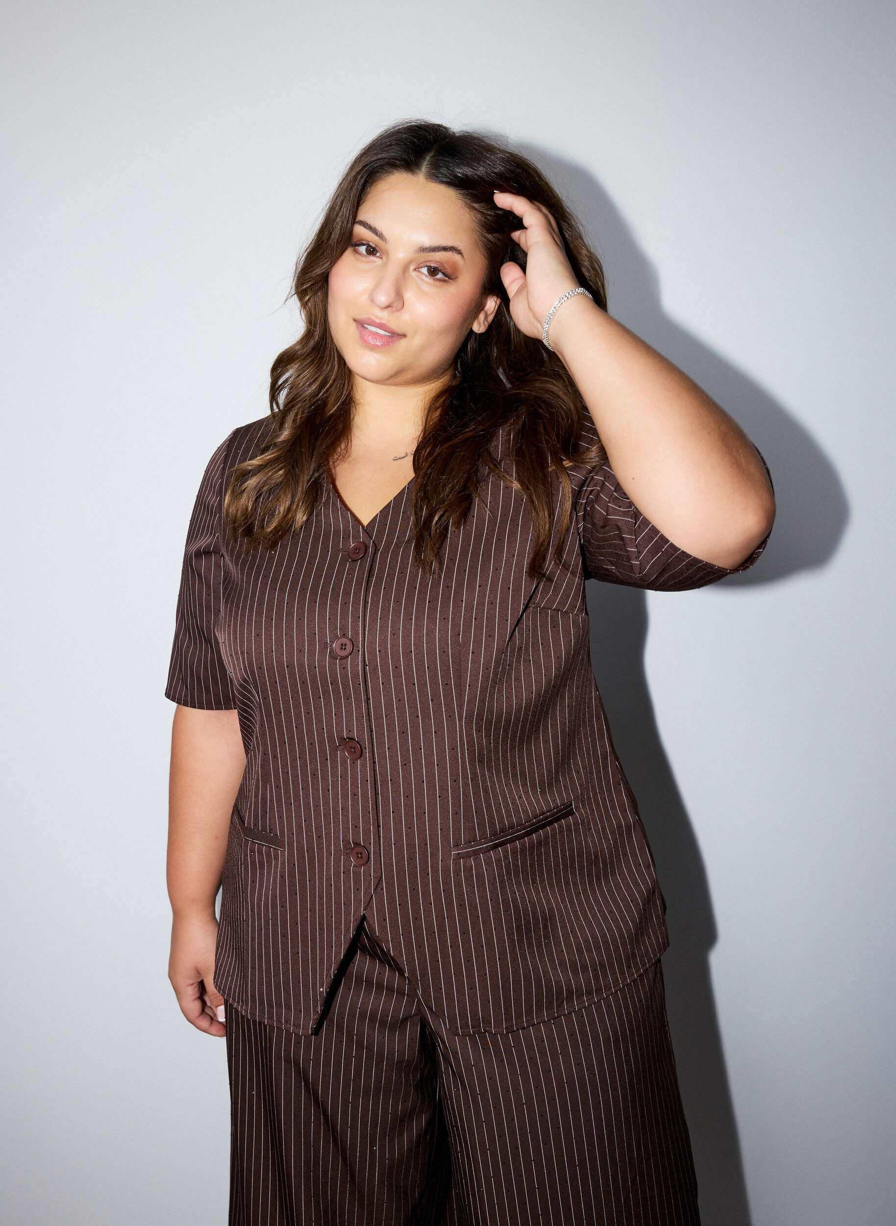 ZizziBlouse &agrave; fines rayures avec strass et boutons, Marron, Model image number 0