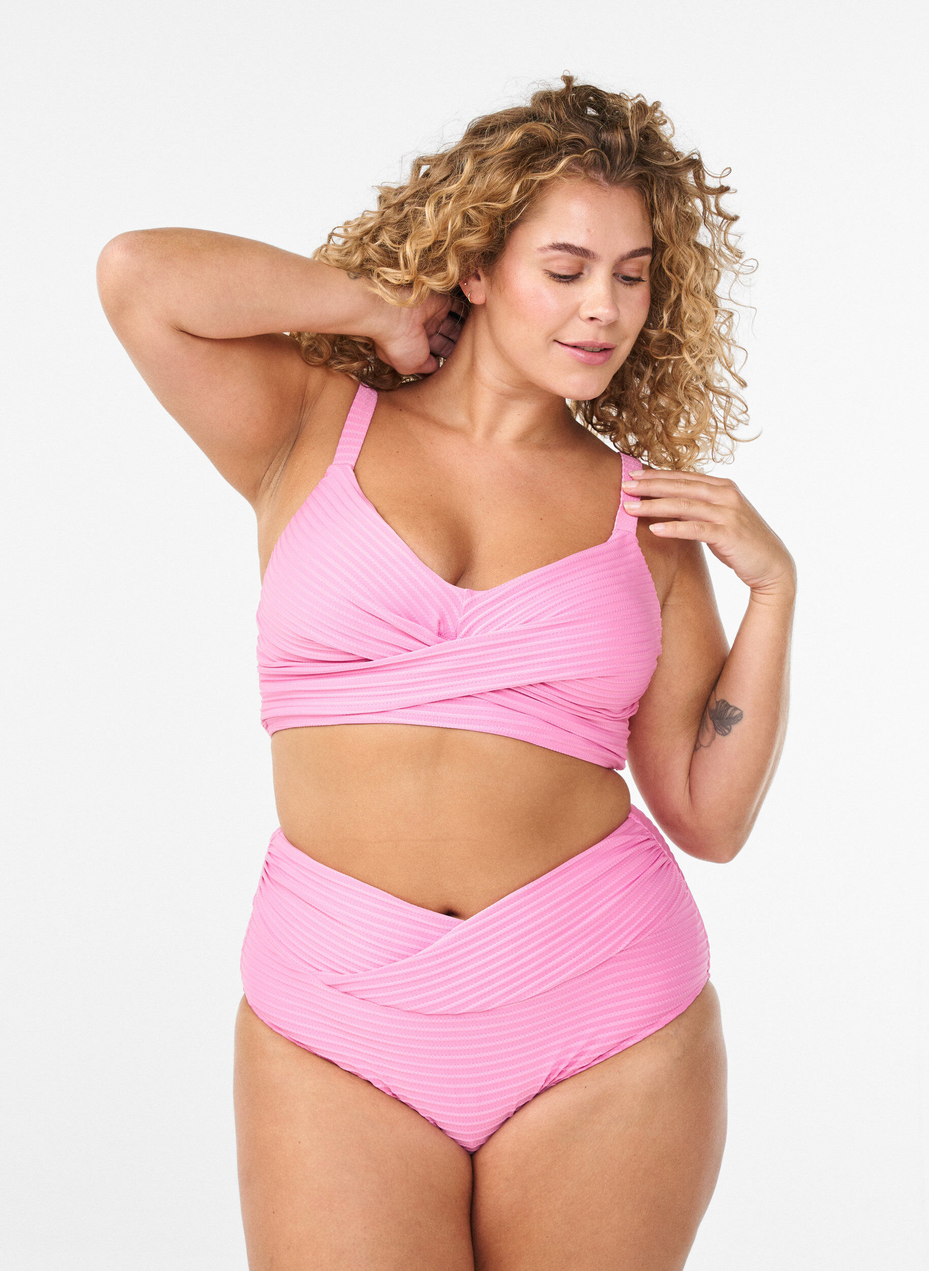 Zizzi Bas de bikini taille haute avec d&eacute;tails crois&eacute;s, Rose, Model image number 0