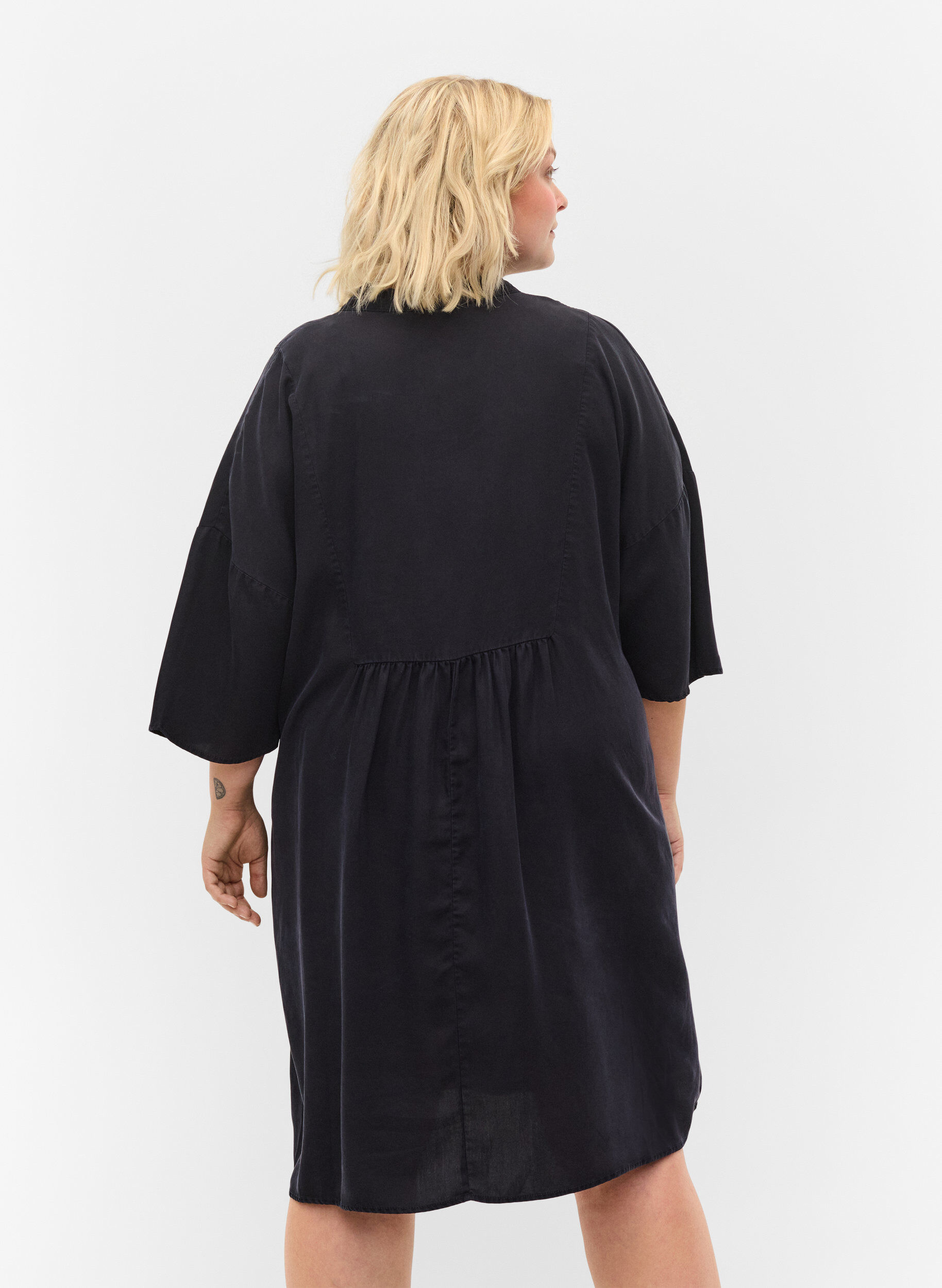 Zizzi Robe &agrave; manches 3/4 en lyocell (TENCEL&trade;), Black, Model image number 1