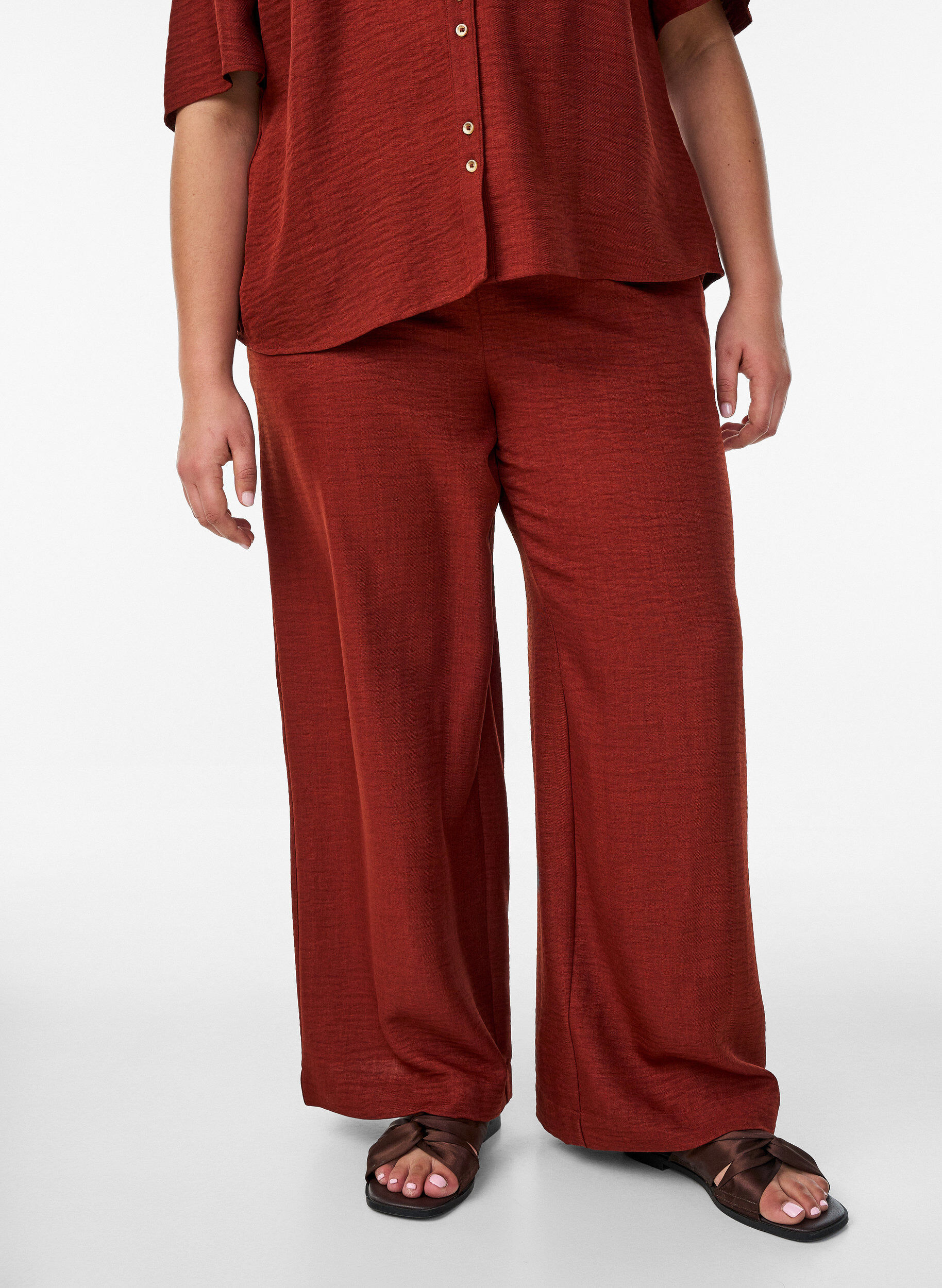 ZizziPantalon ample avec ceinture &eacute;lastique et poches, Bordeaux, Model image number 2