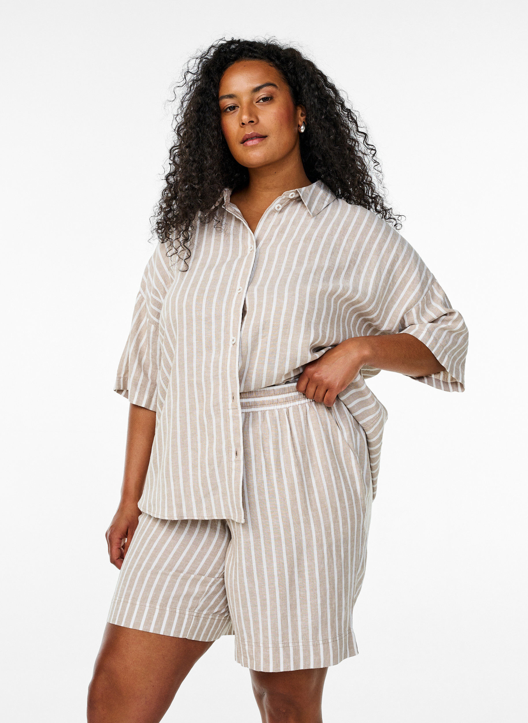 Zizzi Pantalon court ray&eacute; en lin et viscose, Beige, Model image number 0