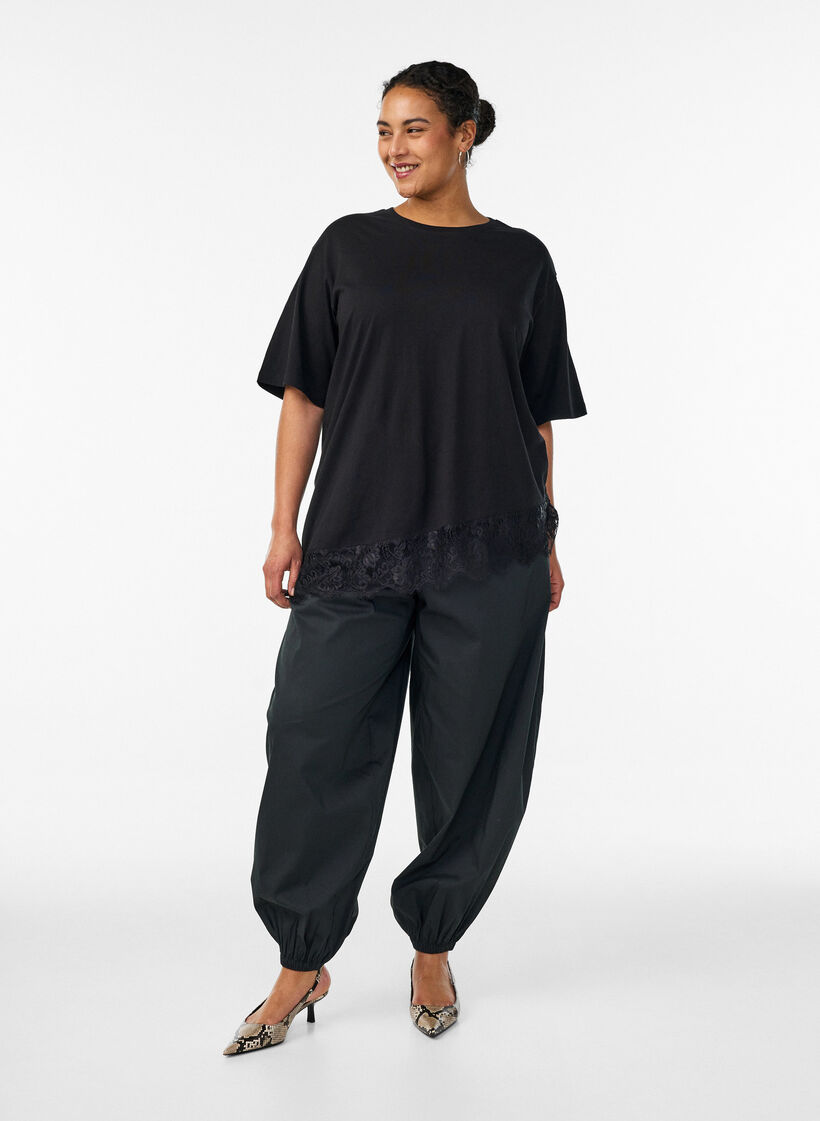 T-shirt avec ourlet asym&eacute;trique en dentelle, Noir, Model image number 1