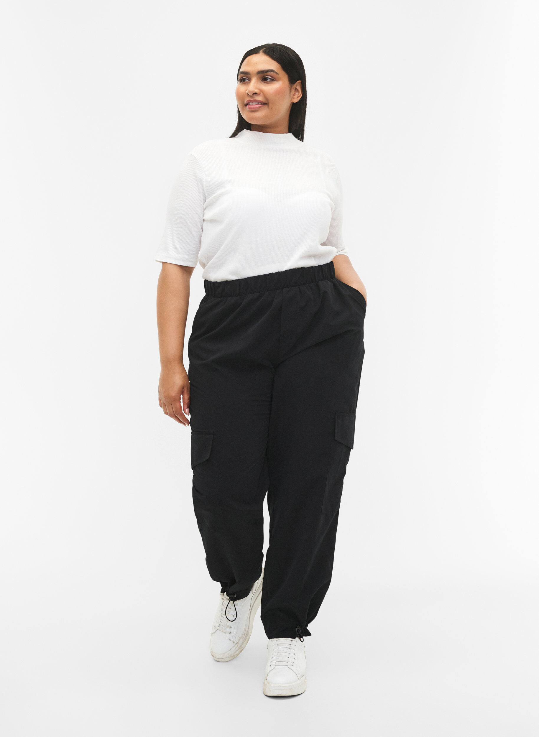 Zizzi Pantalon cargo court avec &eacute;lastique r&eacute;glable, Black, Model image number 0
