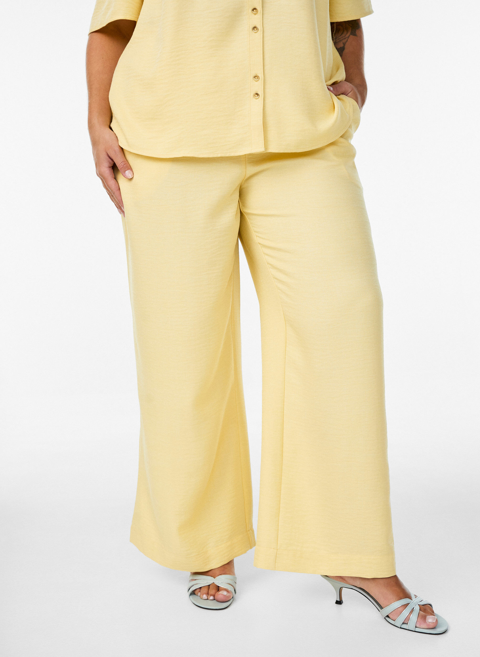 ZizziPantalon ample avec ceinture &eacute;lastique et poches, Jaune clair, Model image number 2