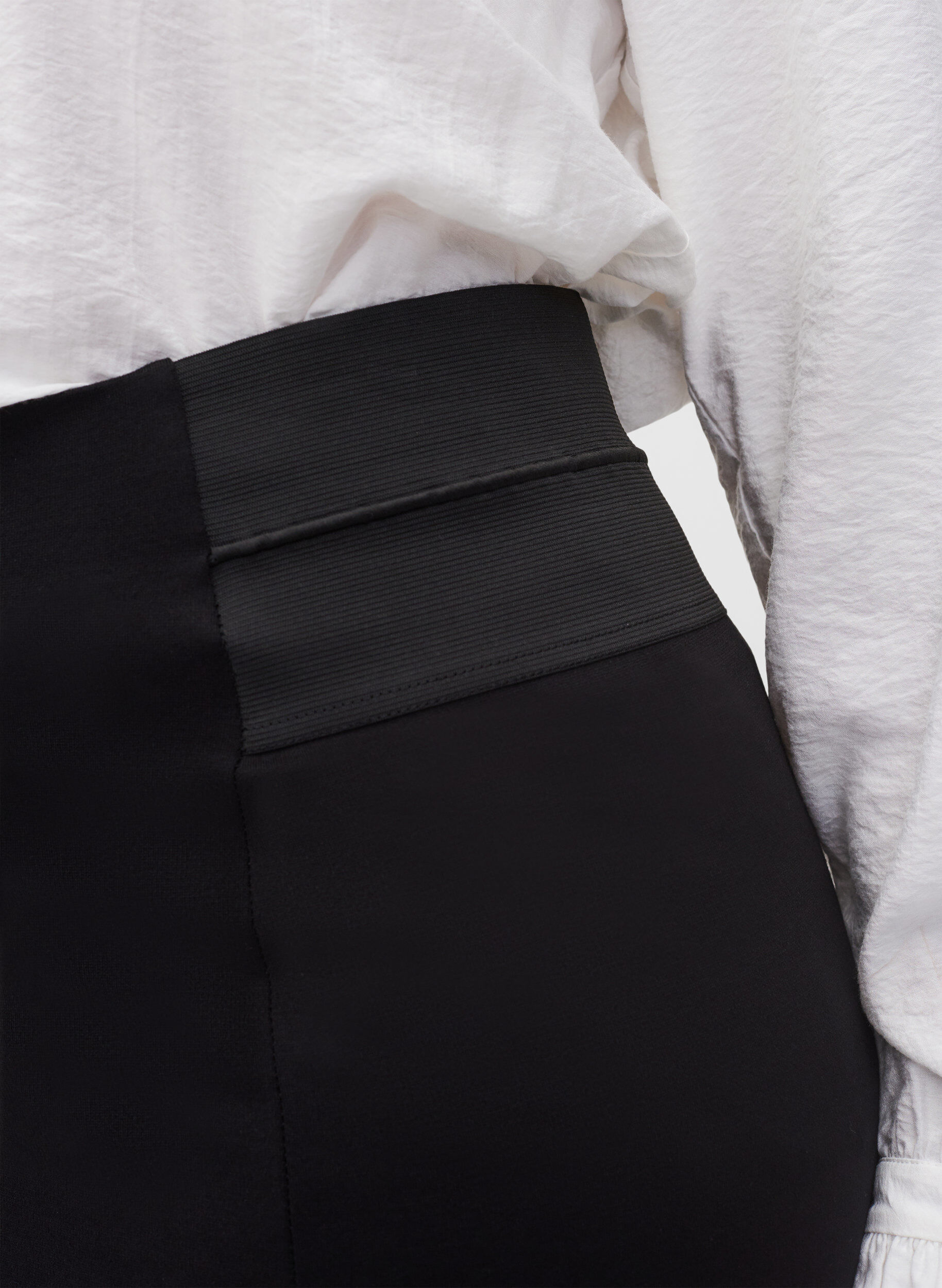 Zizzi Jupe moulante avec &eacute;lastique &agrave; la taille, Noir, Model image number 3