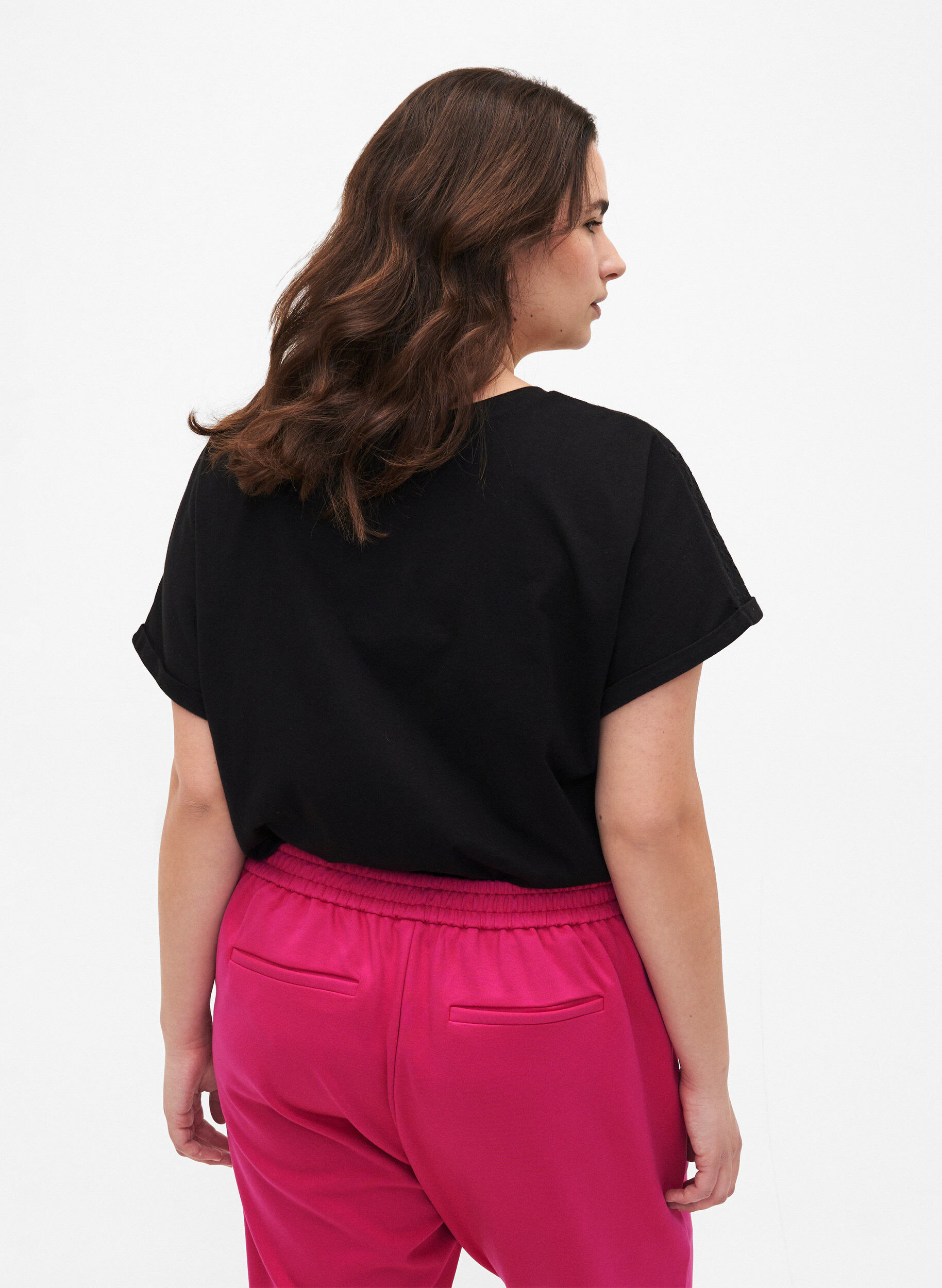 Zizzi T-shirt en coton biologique avec broderie anglaise, Black, Model image number 1