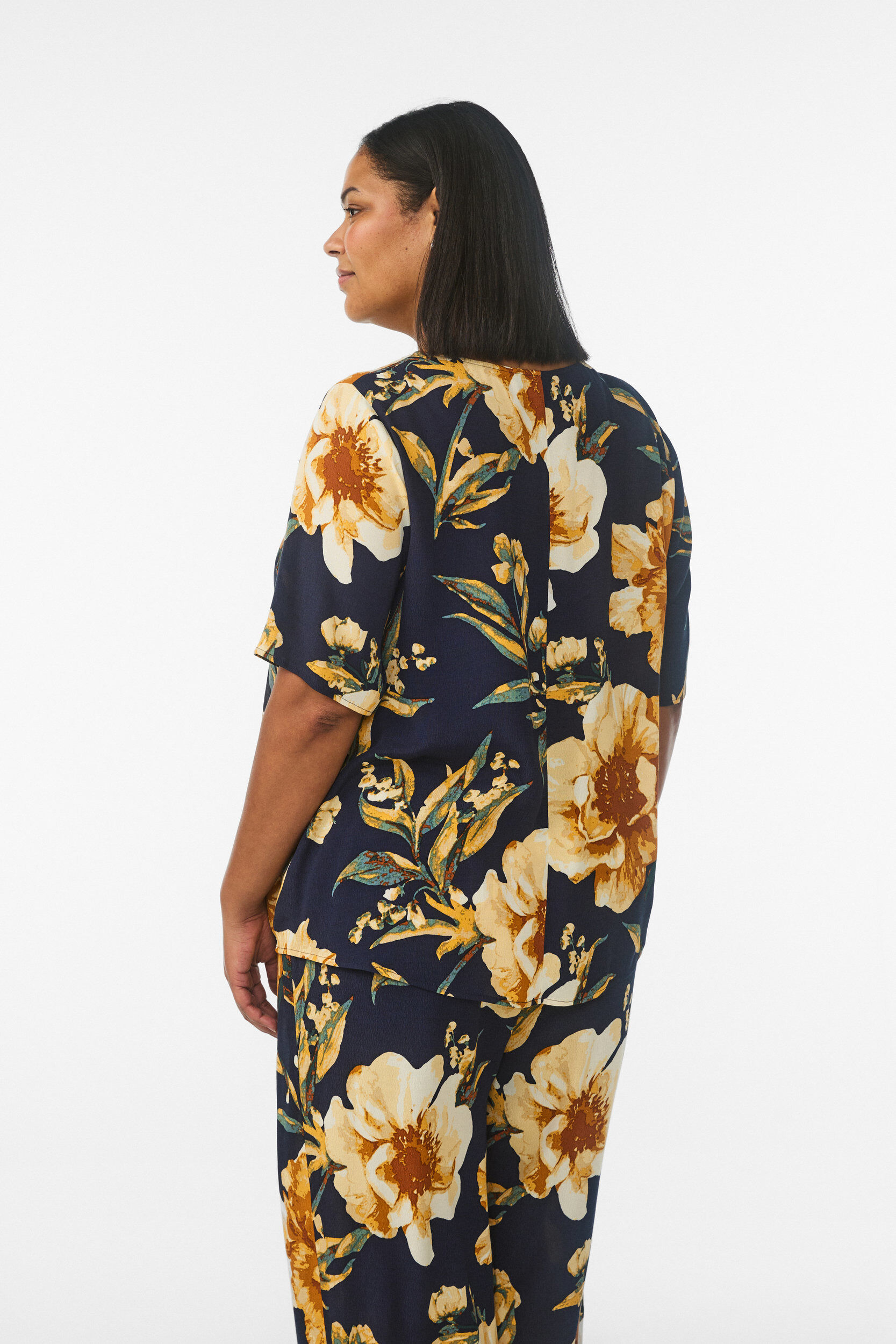 Zizzi Blouse &agrave; manches courtes en viscose imprim&eacute;e, Bleu, Model image number 2