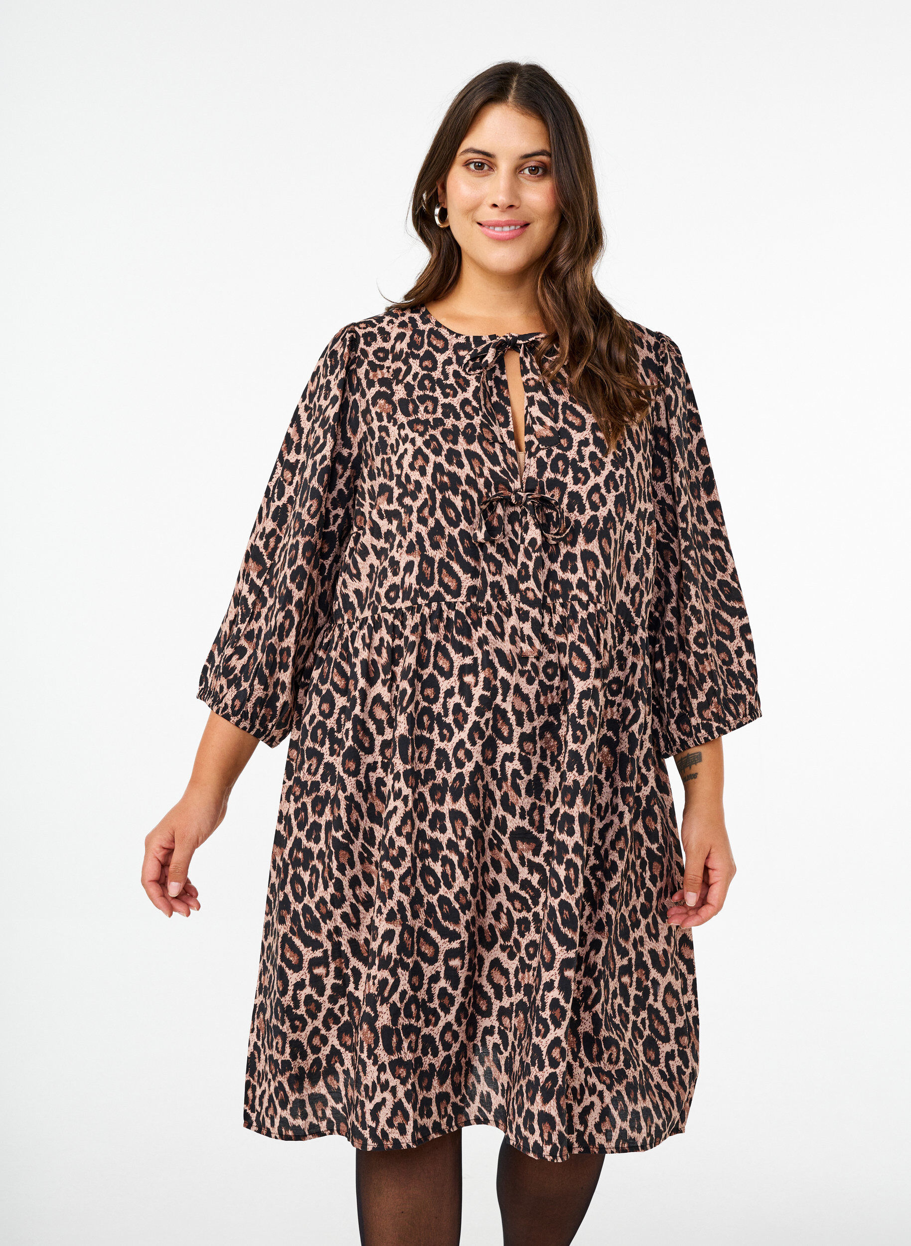 Zizzi Robe avec d&eacute;coration n&oelig;uds et manches 3/4, LEO AOP, Model image number 0