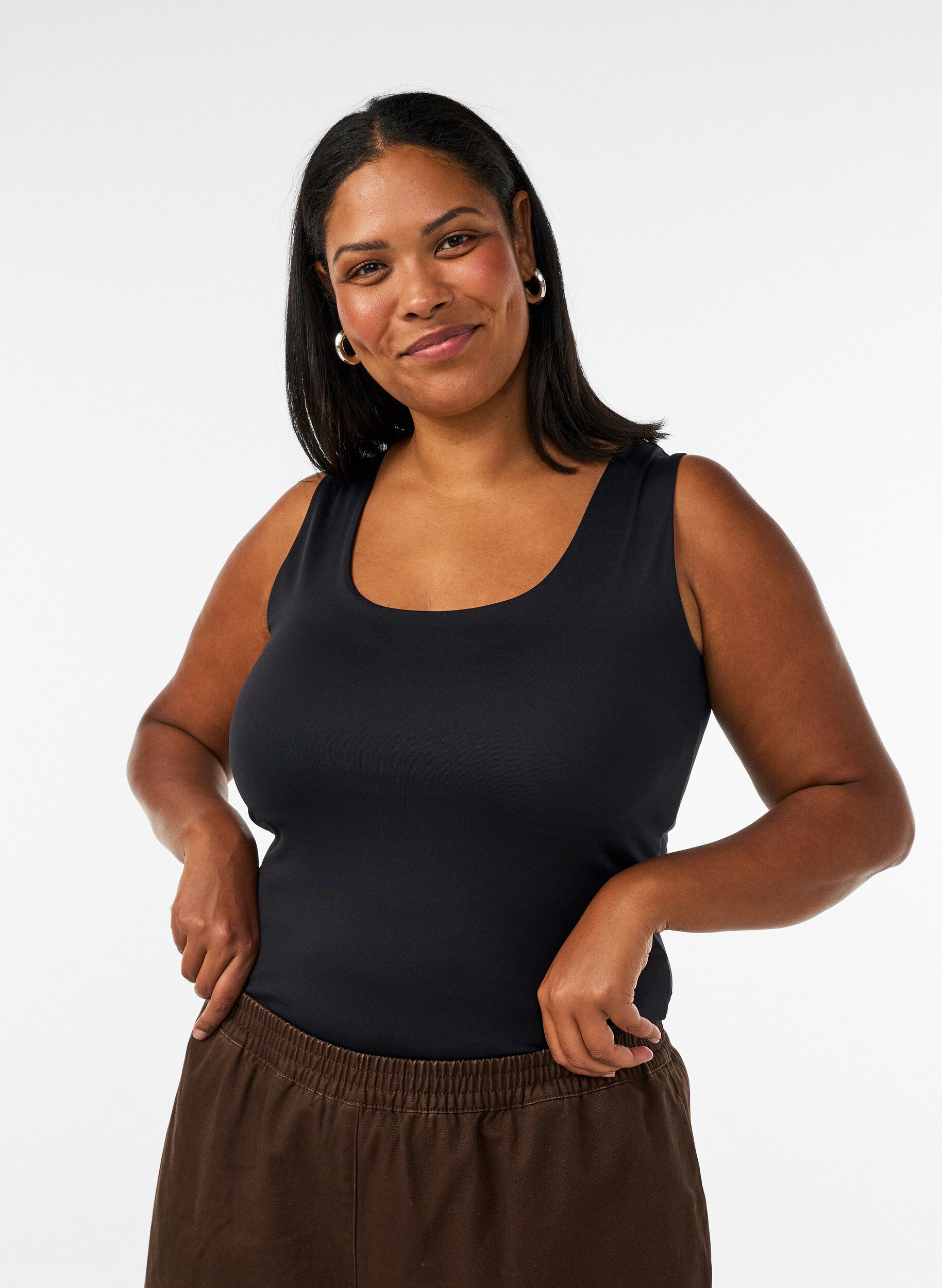 Top Basic ajust&eacute; en tissu lisse, Noir, Model