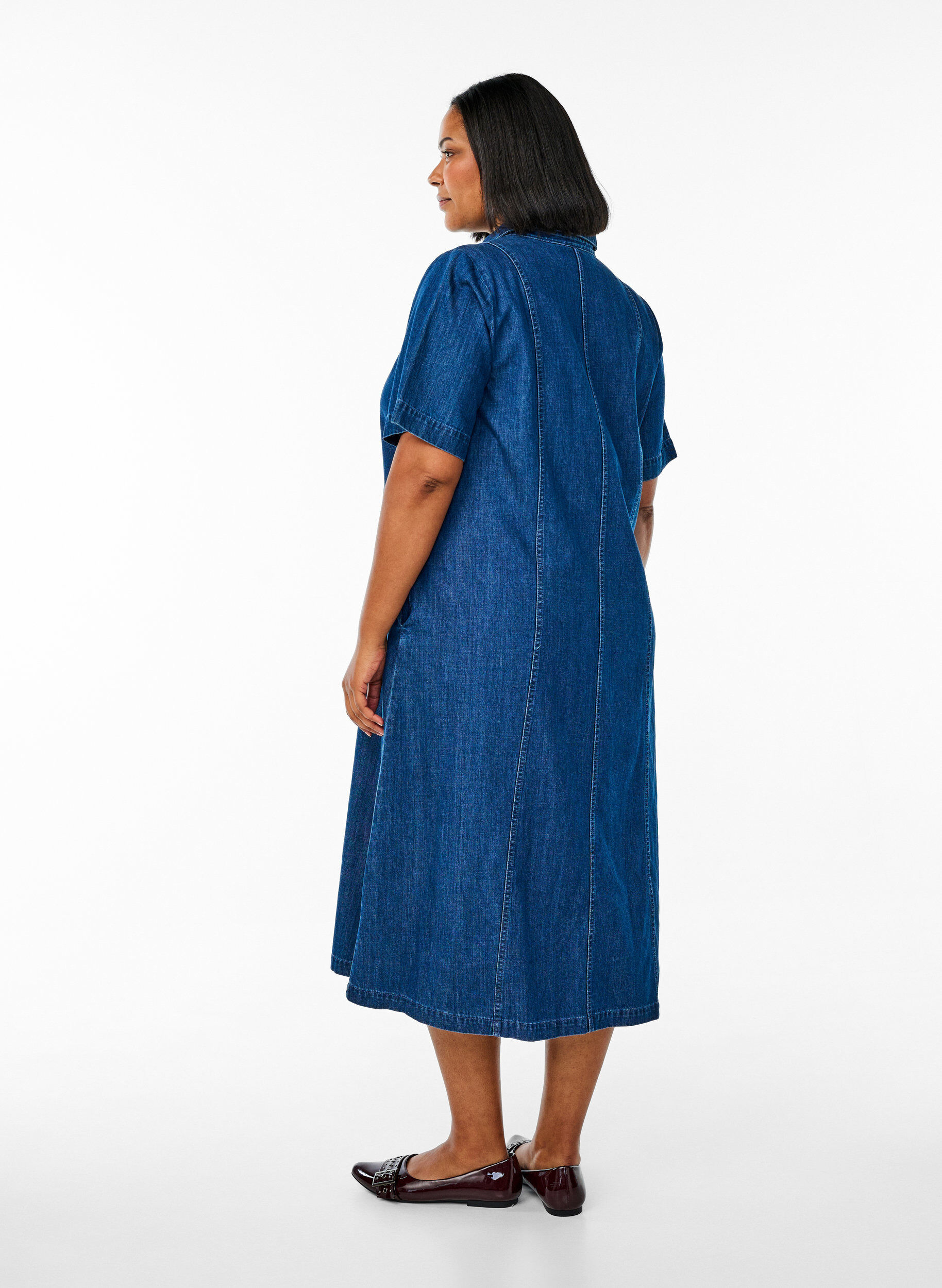 Zizzi Robe-chemise en denim mi-longue, Bleu, Model image number 1
