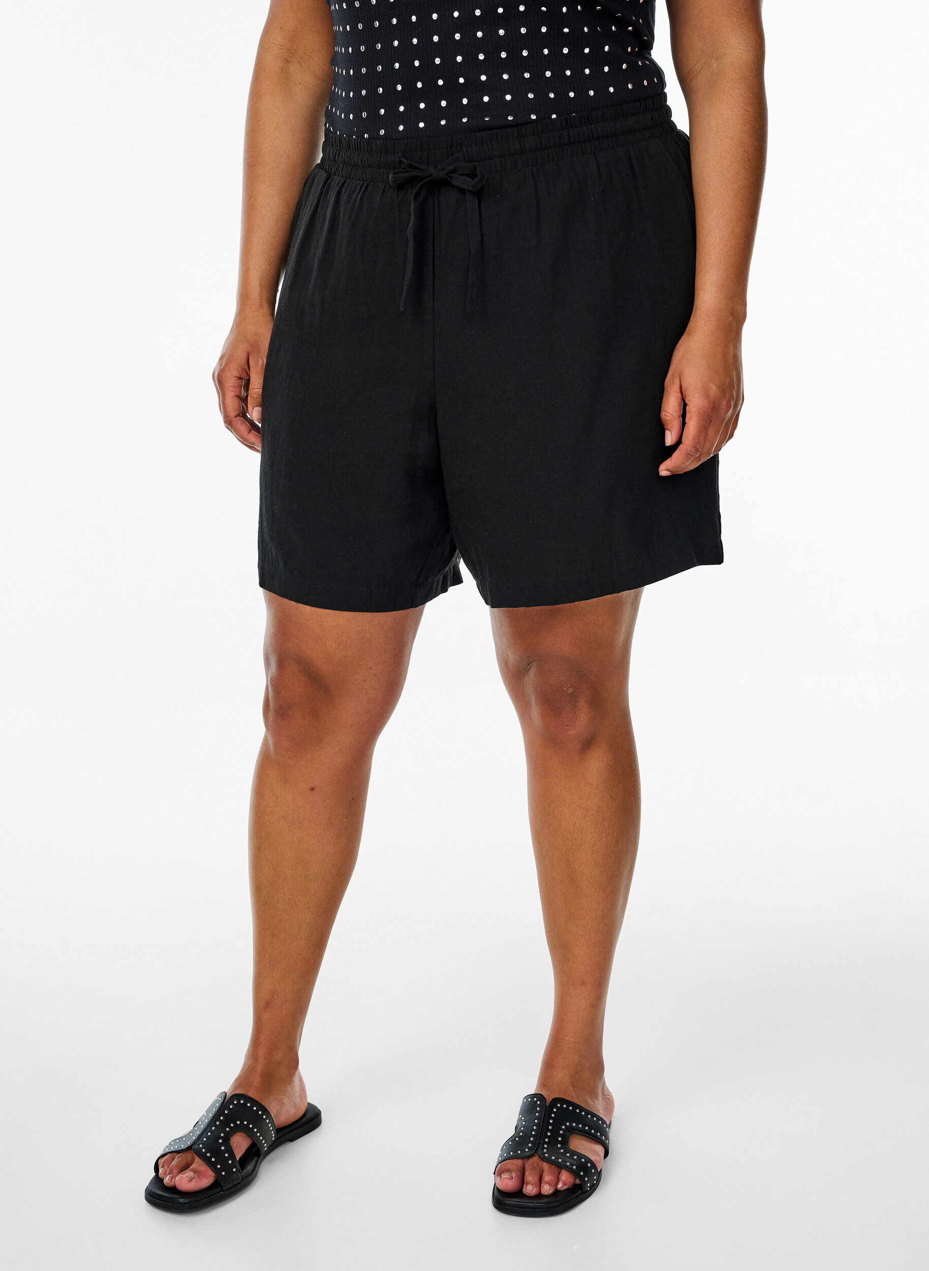 Zizzi Shorts amples en lin et viscose, Noir, Model image number 3
