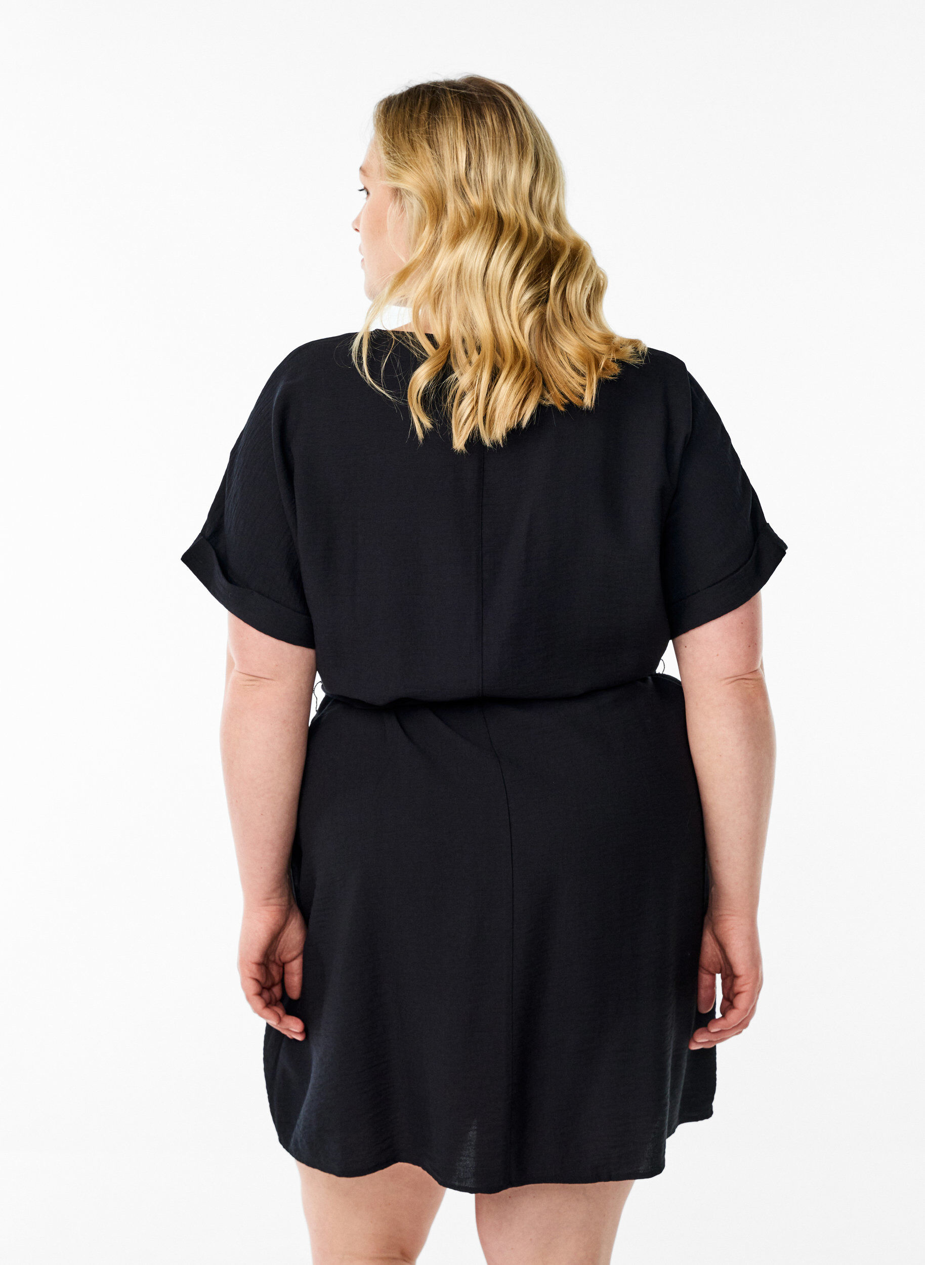 Zizzi Robe courte coupe ample avec ceinture &agrave; nouer, Noir, Model image number 2