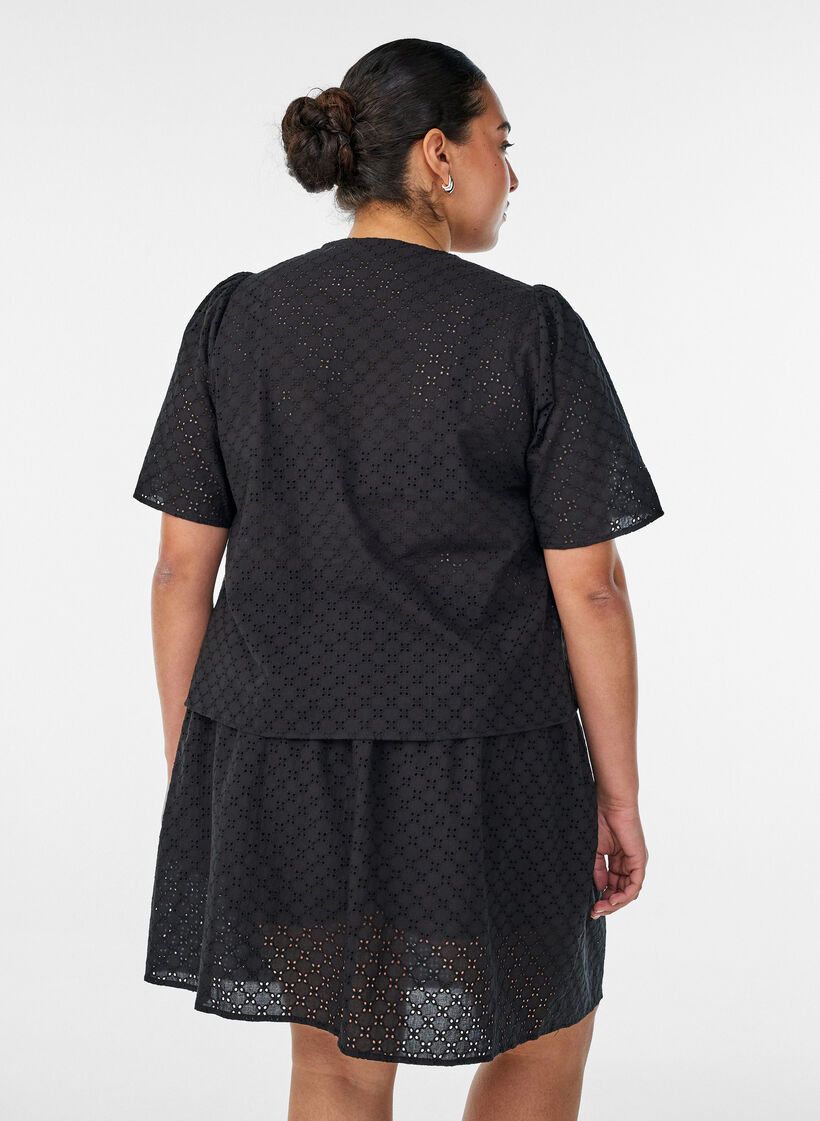 Blouse en broderie anglaise avec fermeture boutonn&eacute;e, Noir, Model image number 2