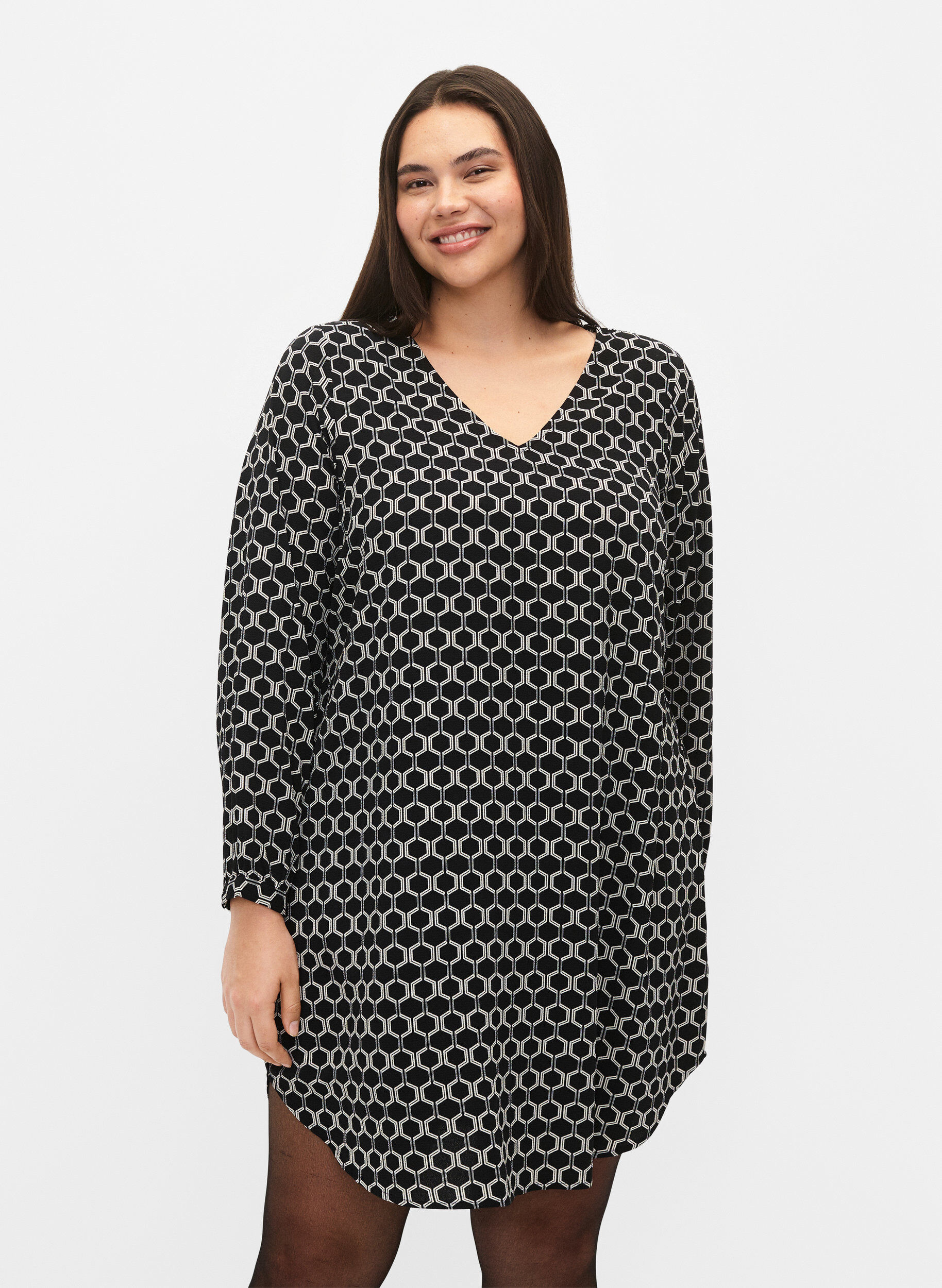 Zizzi Robe &agrave; col en V avec imprim&eacute;, Black Graphic AOP, Model image number 0