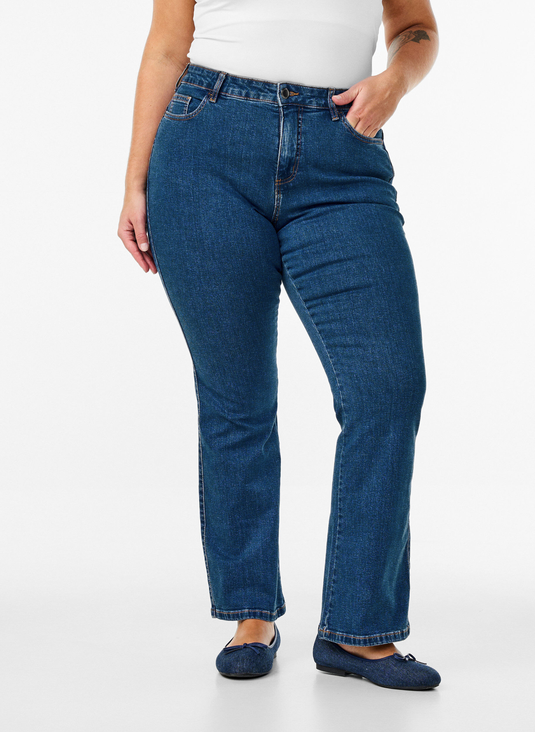 Zizzi Ellen jeans bootcut avec taille haute, Bleu, Model image number 2