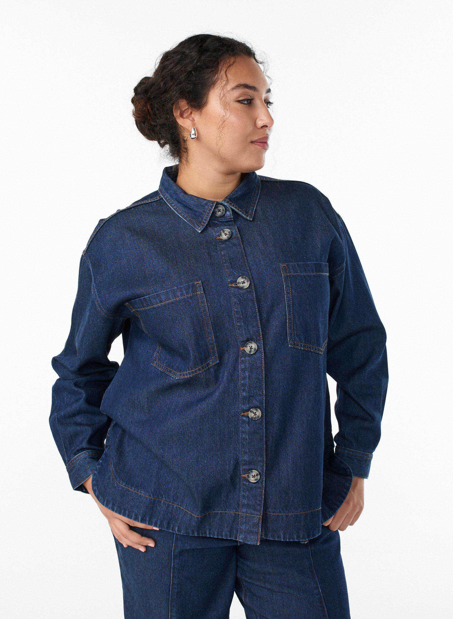 Chemise ample en jean avec des poches poitrine, Bleu, Model