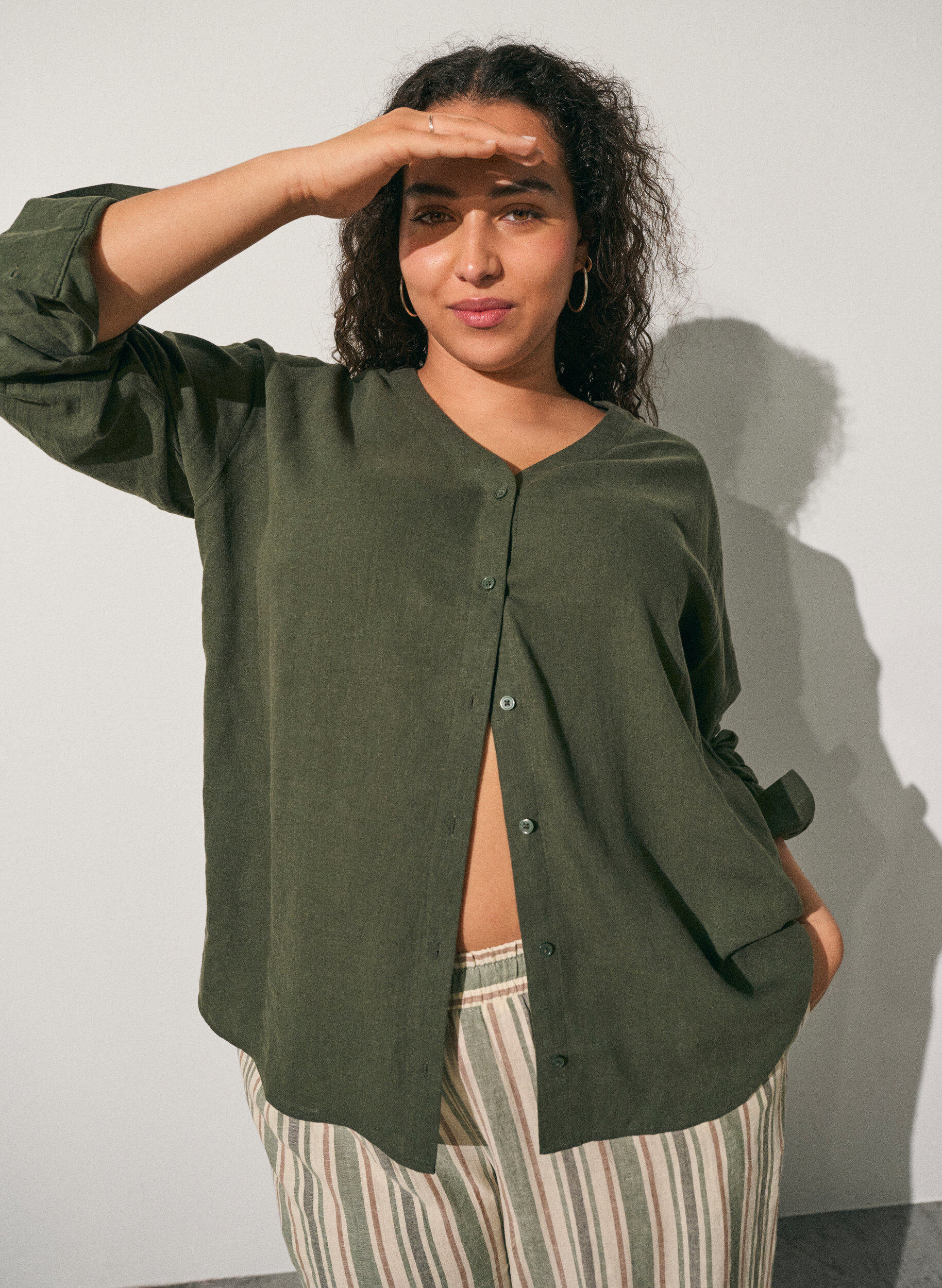 Zizzi Blouse en lin et viscose avec col en V, Vert, Image image number 0