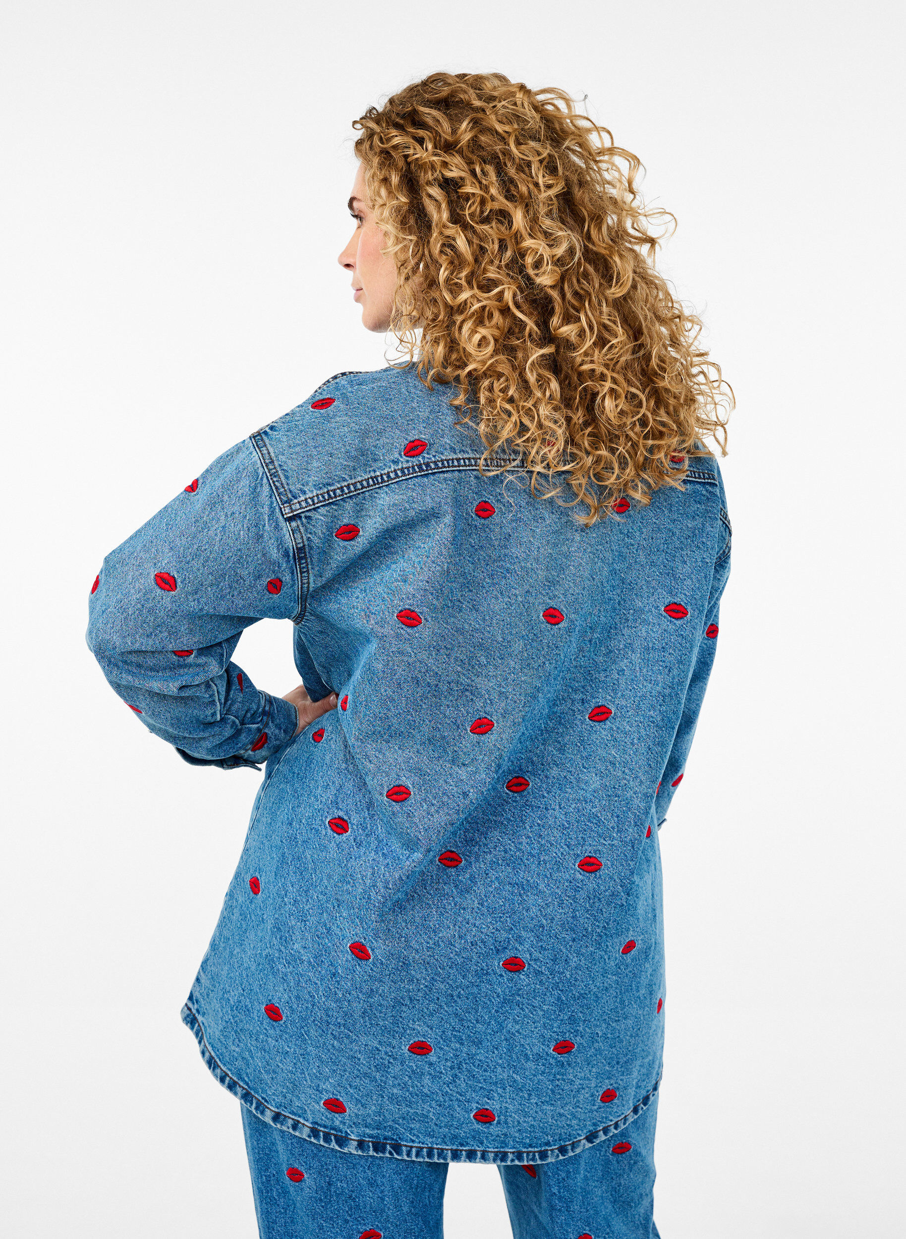 Zizzi Chemise ample en jean et avec l&egrave;vres brod&eacute;es, Light Blue Kiss, Model image number 1