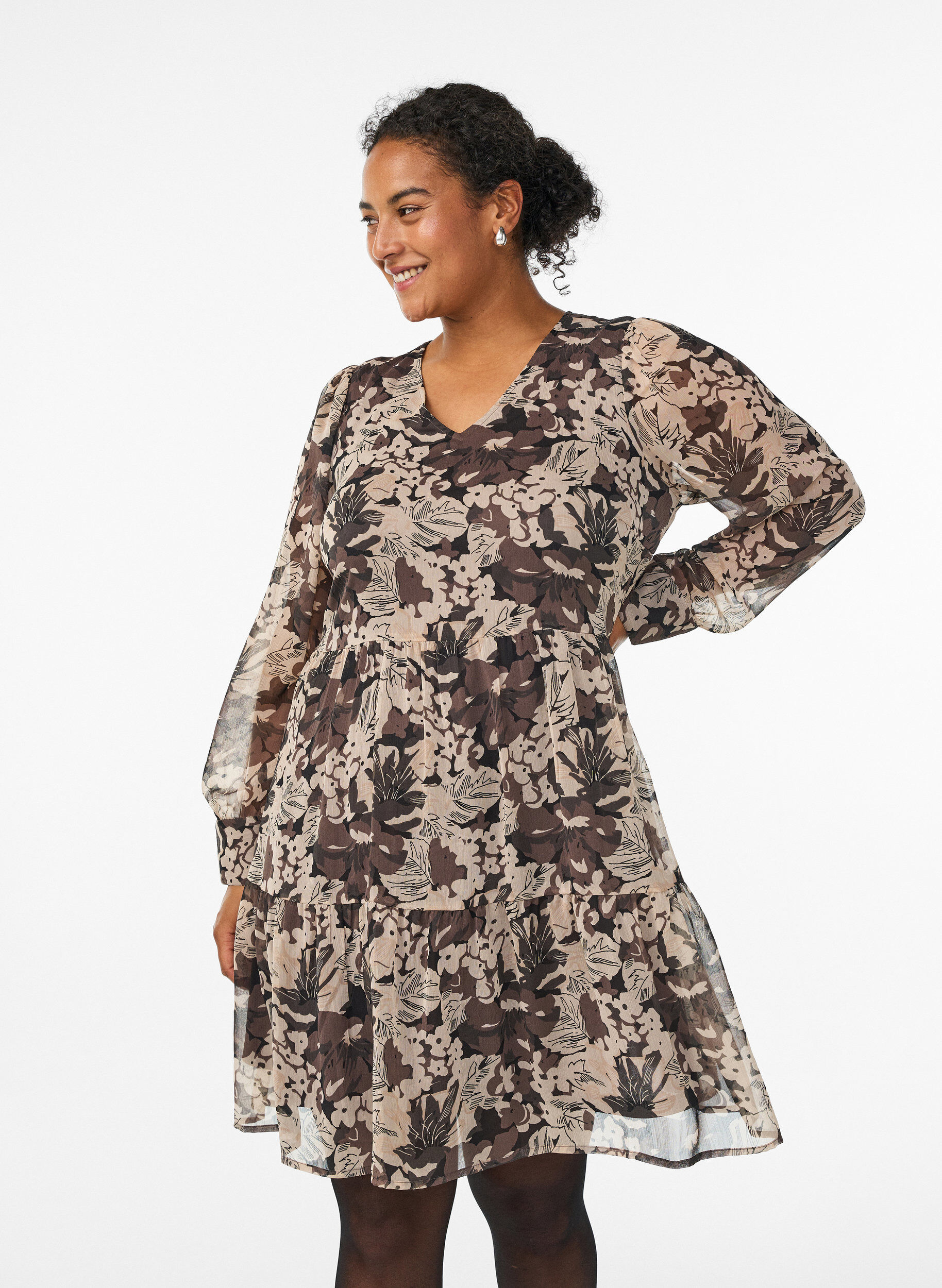 Zizzi Robe courte &agrave; coupe &eacute;vas&eacute;e avec imprim&eacute; floral, Noir, Model image number 0