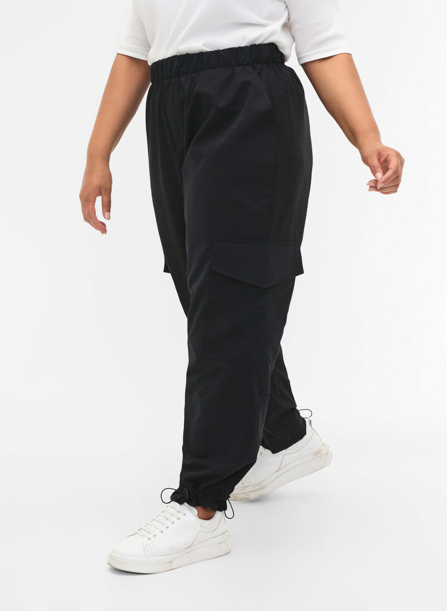 Zizzi Pantalon cargo court avec &eacute;lastique r&eacute;glable, Black, Model image number 2