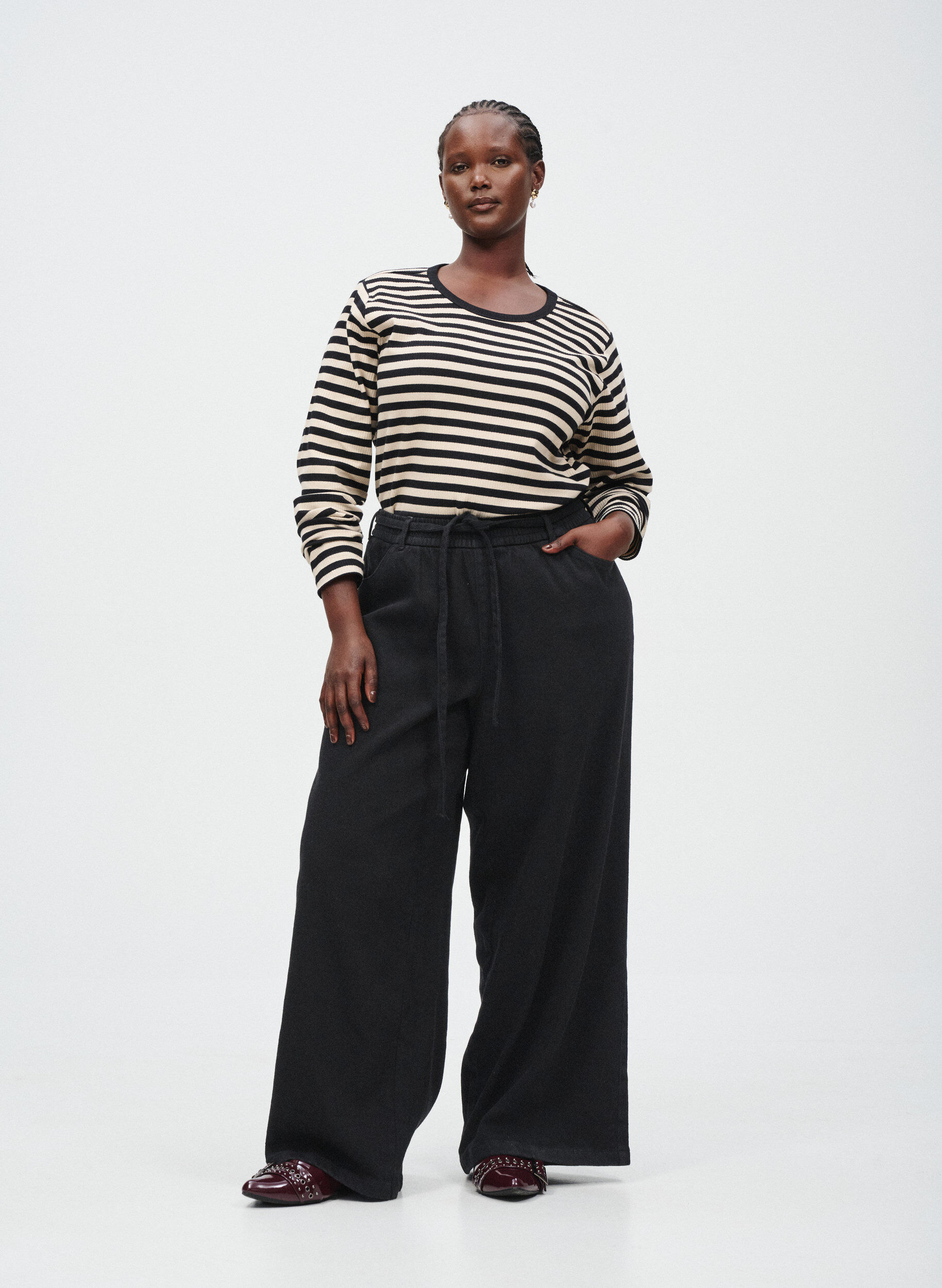 Zizzi Jean ample &agrave; ceinture &eacute;lastique et cordon de serrage, Noir, Image image number 0