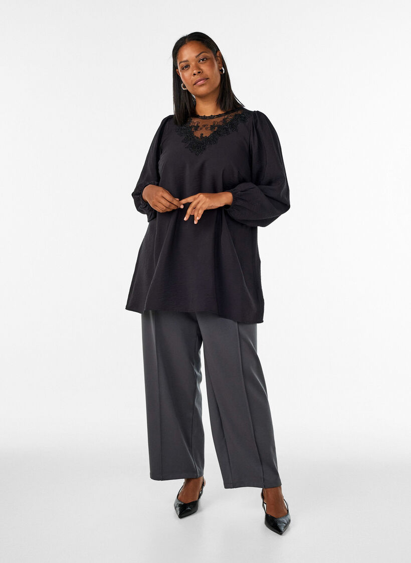 Tunique en viscose avec dentelle, Noir, Model image number 1