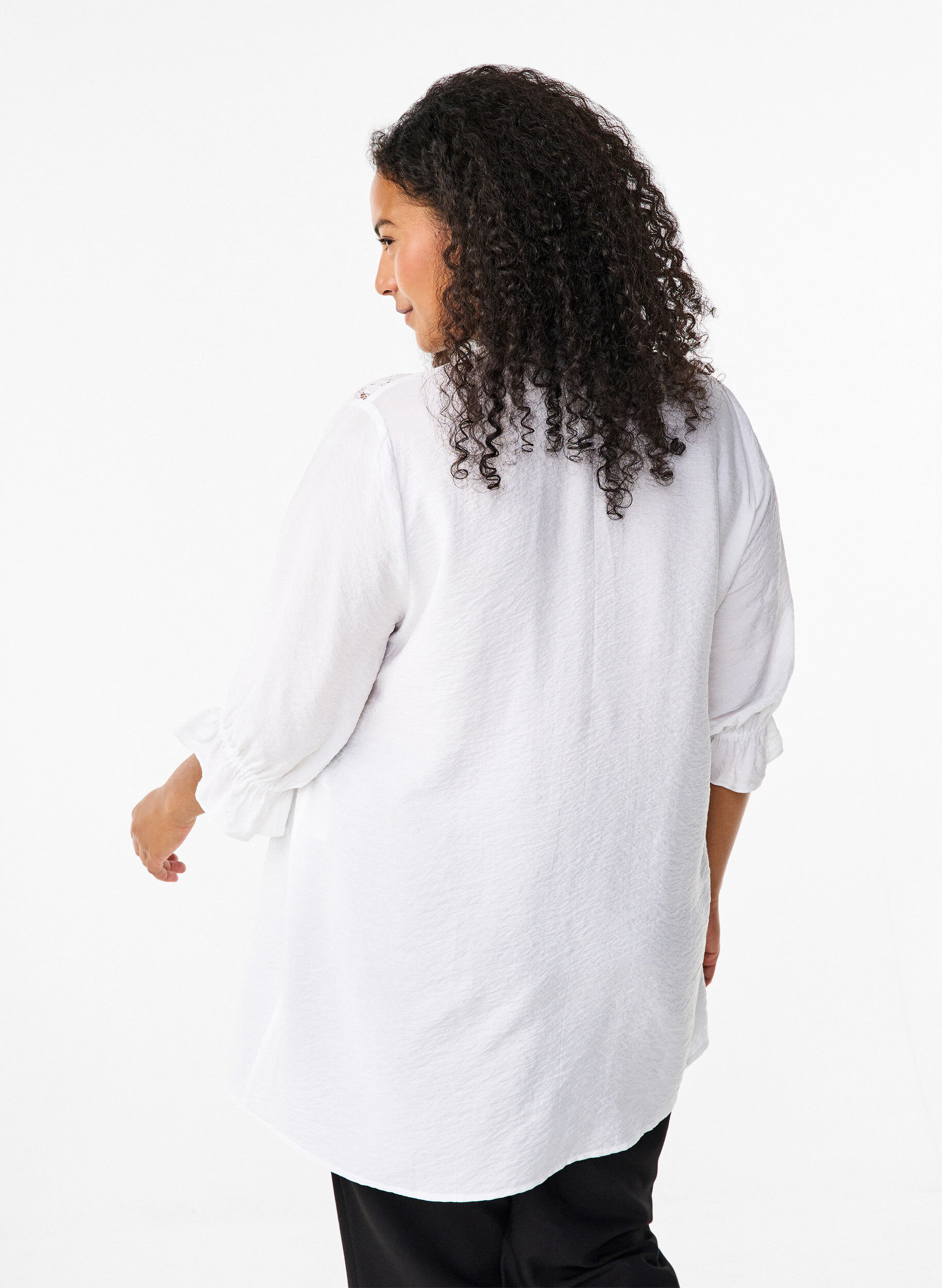 Zizzi Chemise longue en viscose avec d&eacute;tail en dentelle, Bright White, Model image number 1