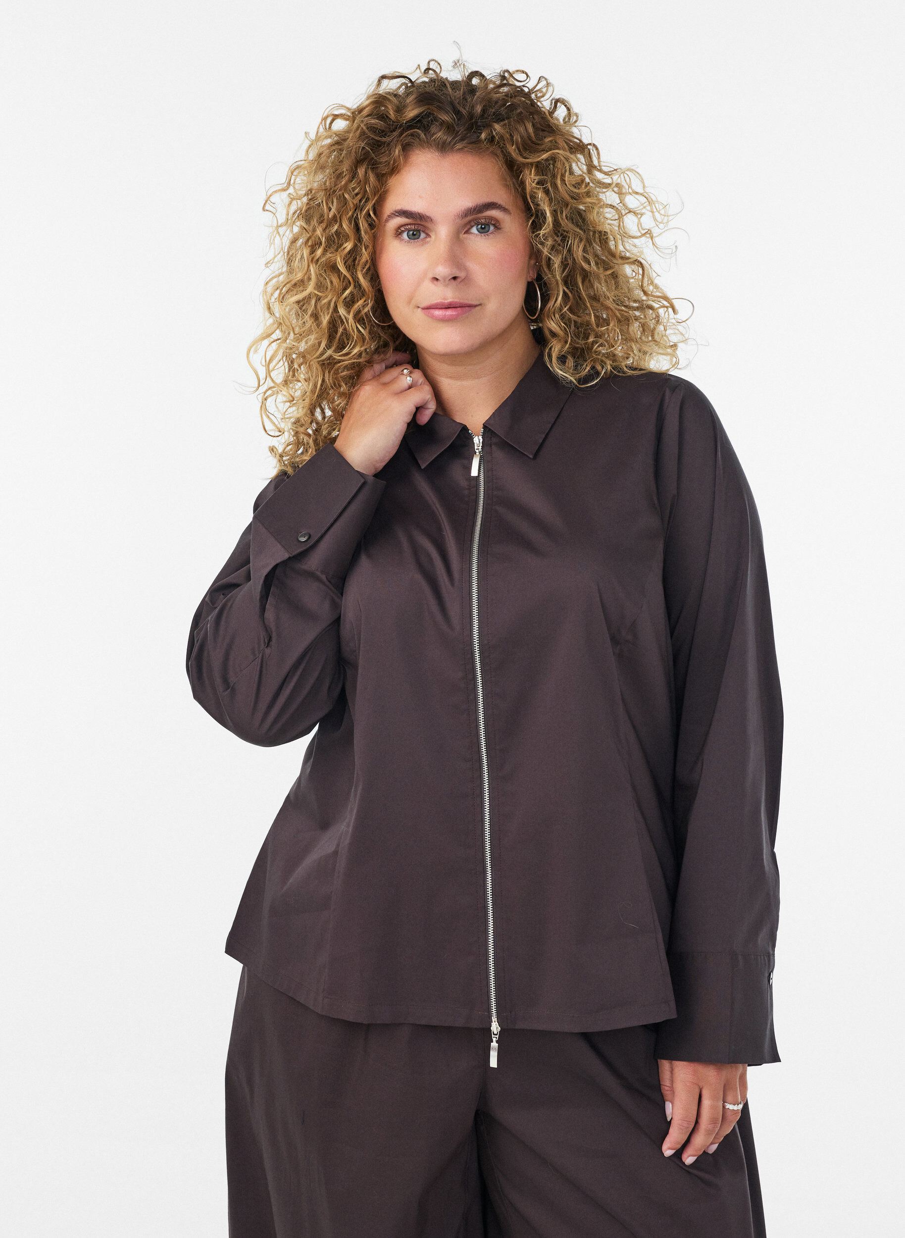 Chemise courte avec un zip &agrave; double curseur, Marron, Model