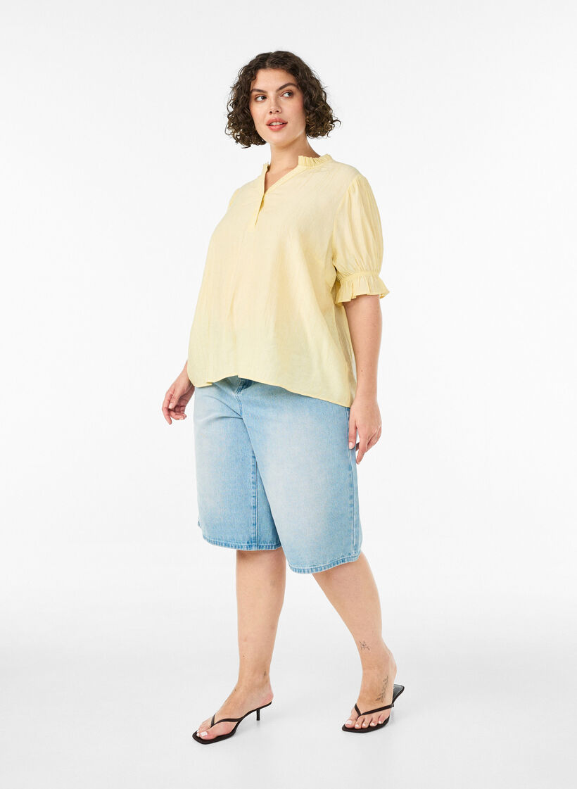 Blouse en m&eacute;lange de viscose textur&eacute;, avec manches courtes &agrave; volants, Jaune, Model image number 1