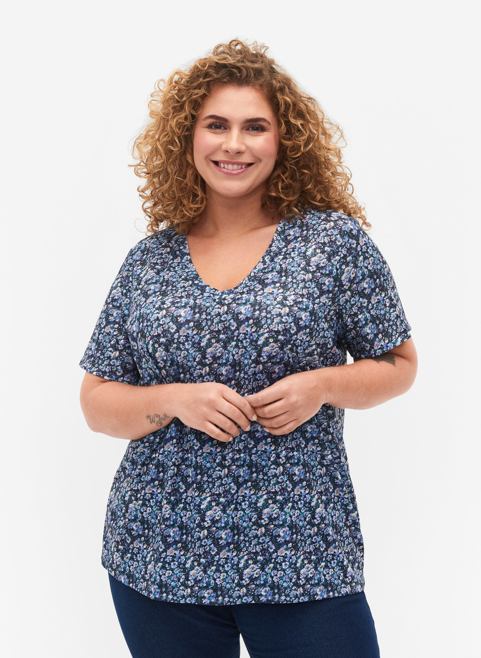 Zizzi FLASH - T-shirt imprim&eacute; avec col en V, Blue Green Ditsy, Model image number 0