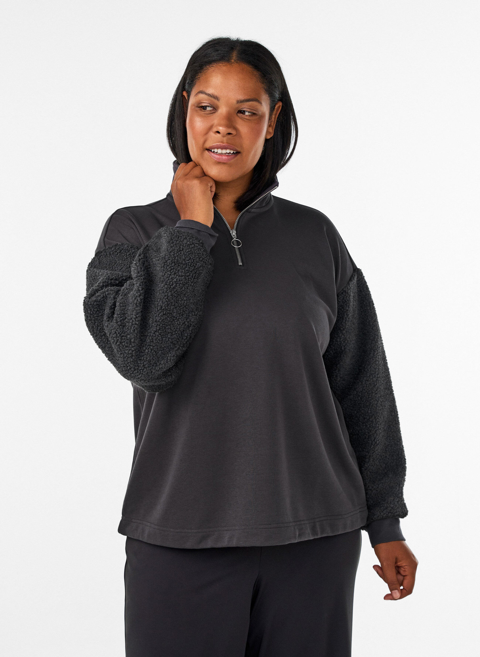 Sweatshirt avec manches en mati&egrave;re teddy et col montant, Gris anthracite, Model