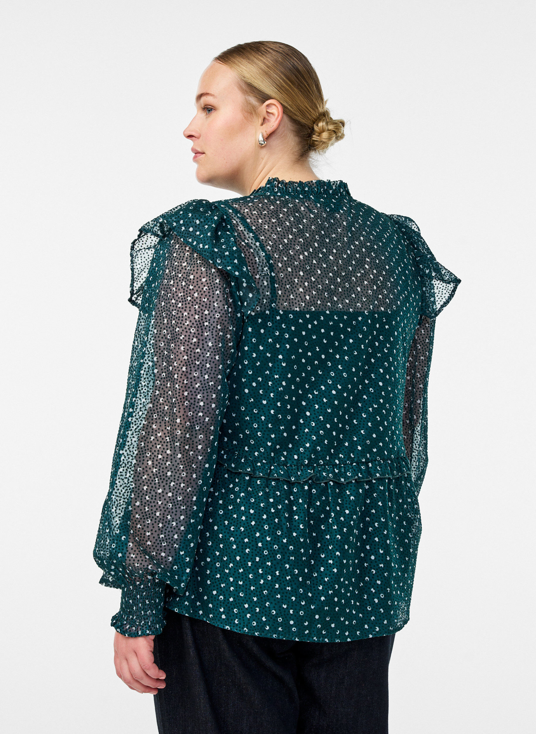 Zizzi Blouse en mousseline &agrave; petits pois avec volants, Vert fonc&eacute;, Model image number 2