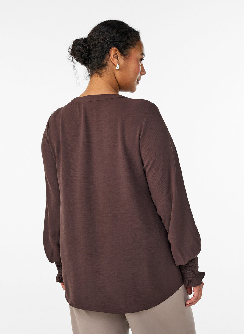 Blouse avec poignets smock&eacute;s et col en V, Marron, Model image number 2