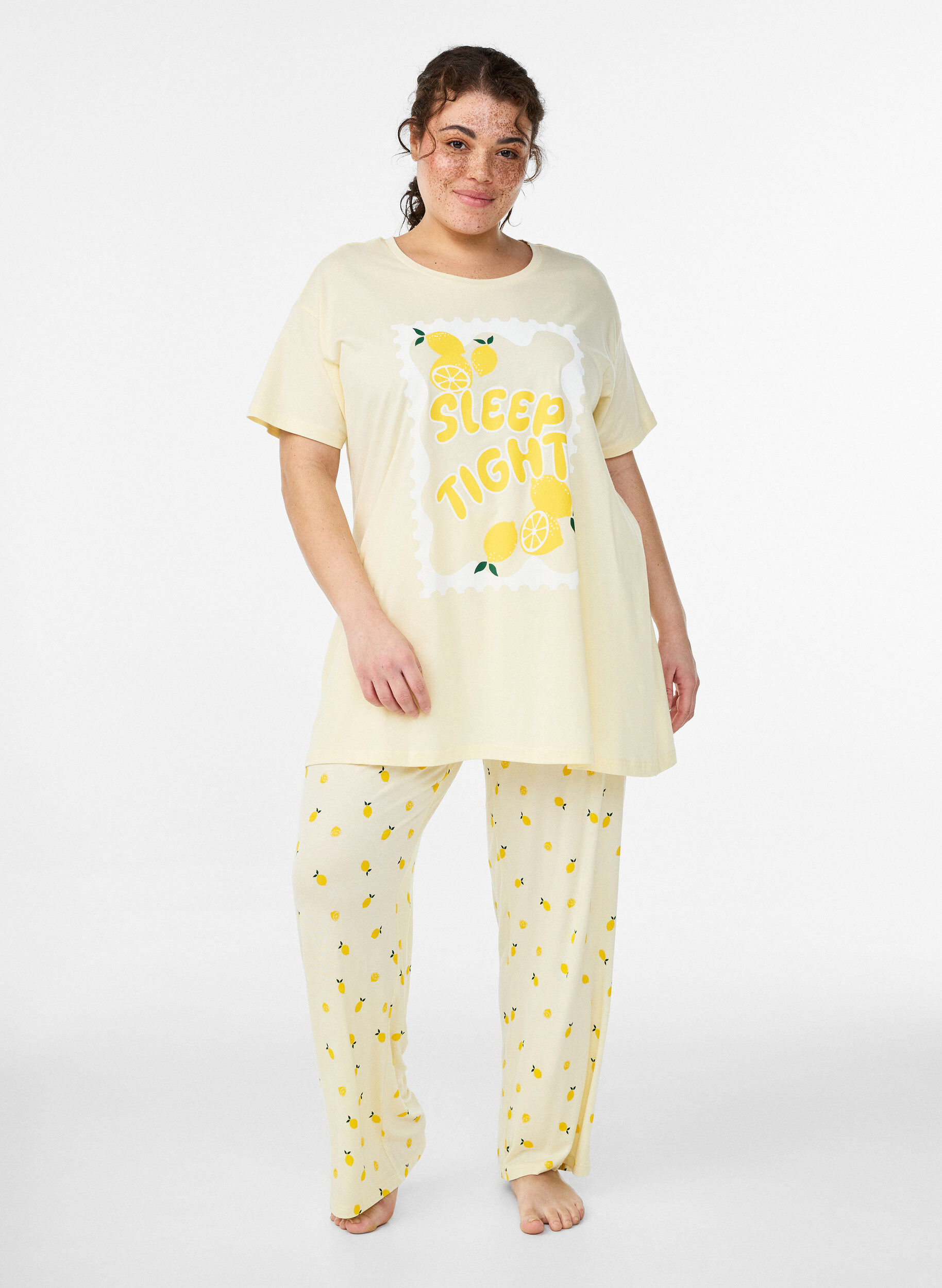Zizzi Pantalon de pyjama en jersey doux avec taille haute et imprim&eacute; fruits, Jaune clair, Model image number 0