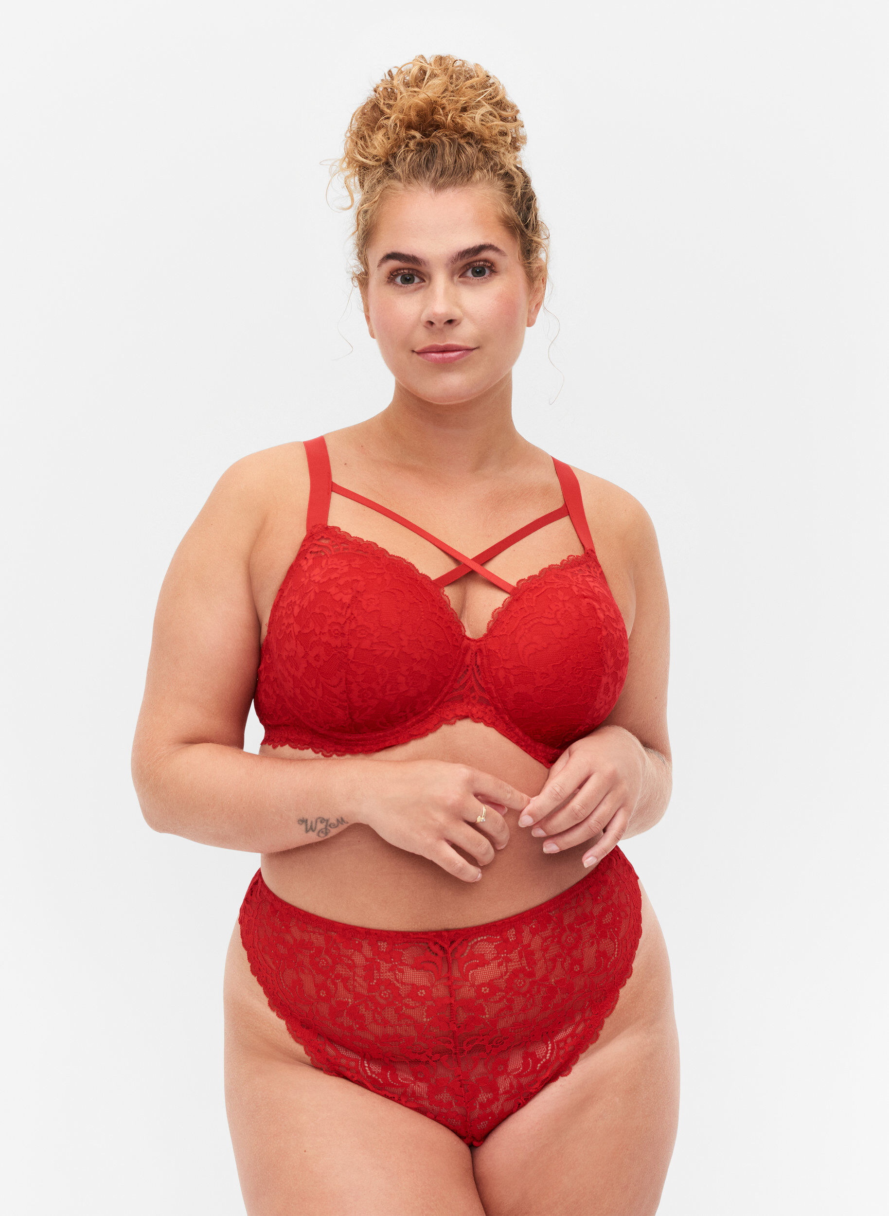 Zizzi String en dentelle avec taille r&eacute;guli&egrave;re, Red Ass., Model image number 0