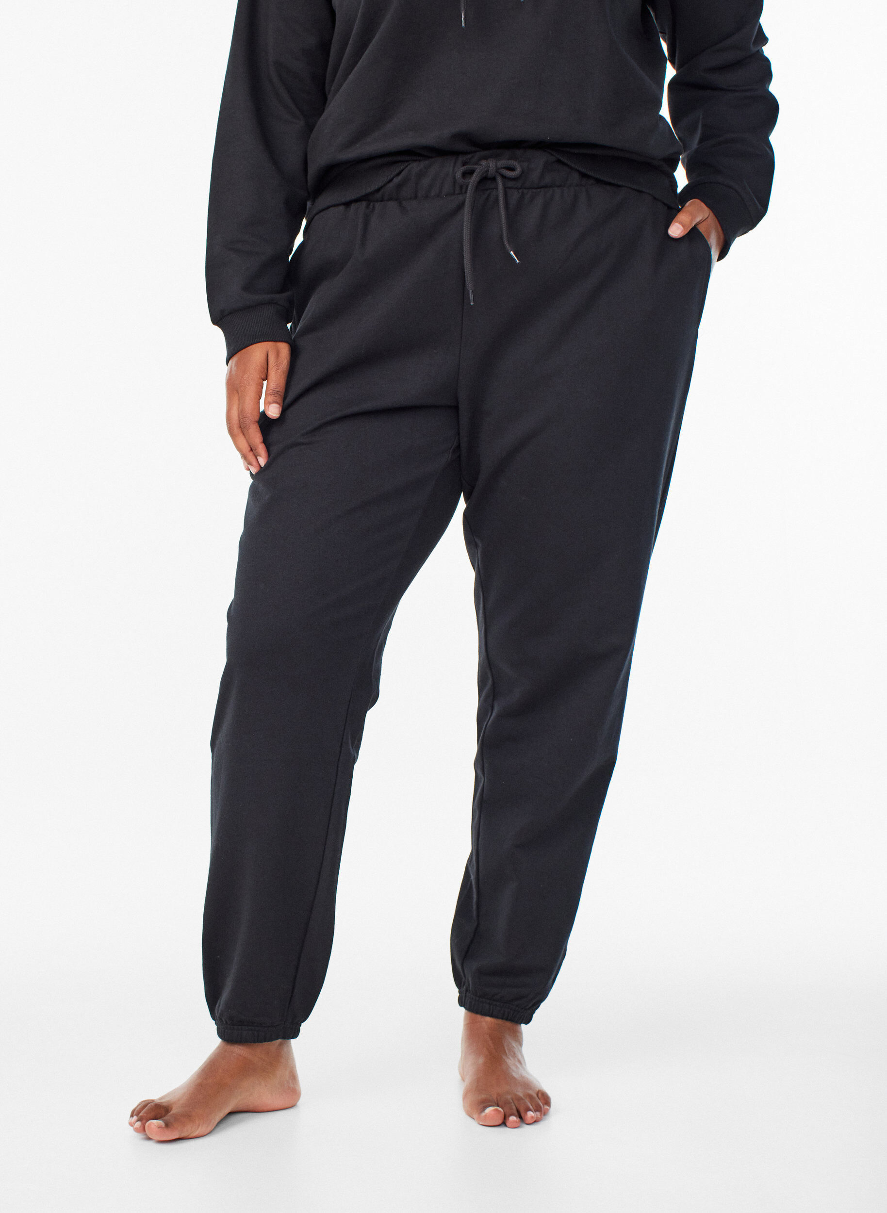Zizzi Pantalon de surv&ecirc;tement avec poches, Noir, Model image number 2