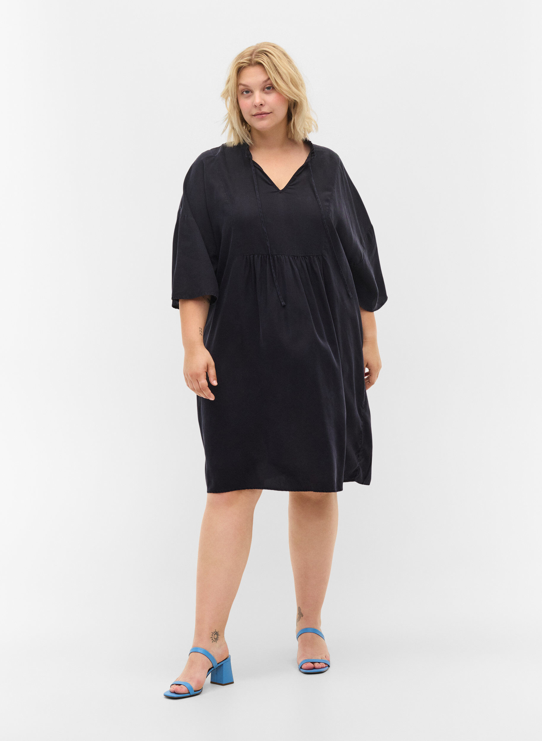 Zizzi Robe &agrave; manches 3/4 en lyocell (TENCEL&trade;), Black, Model image number 2