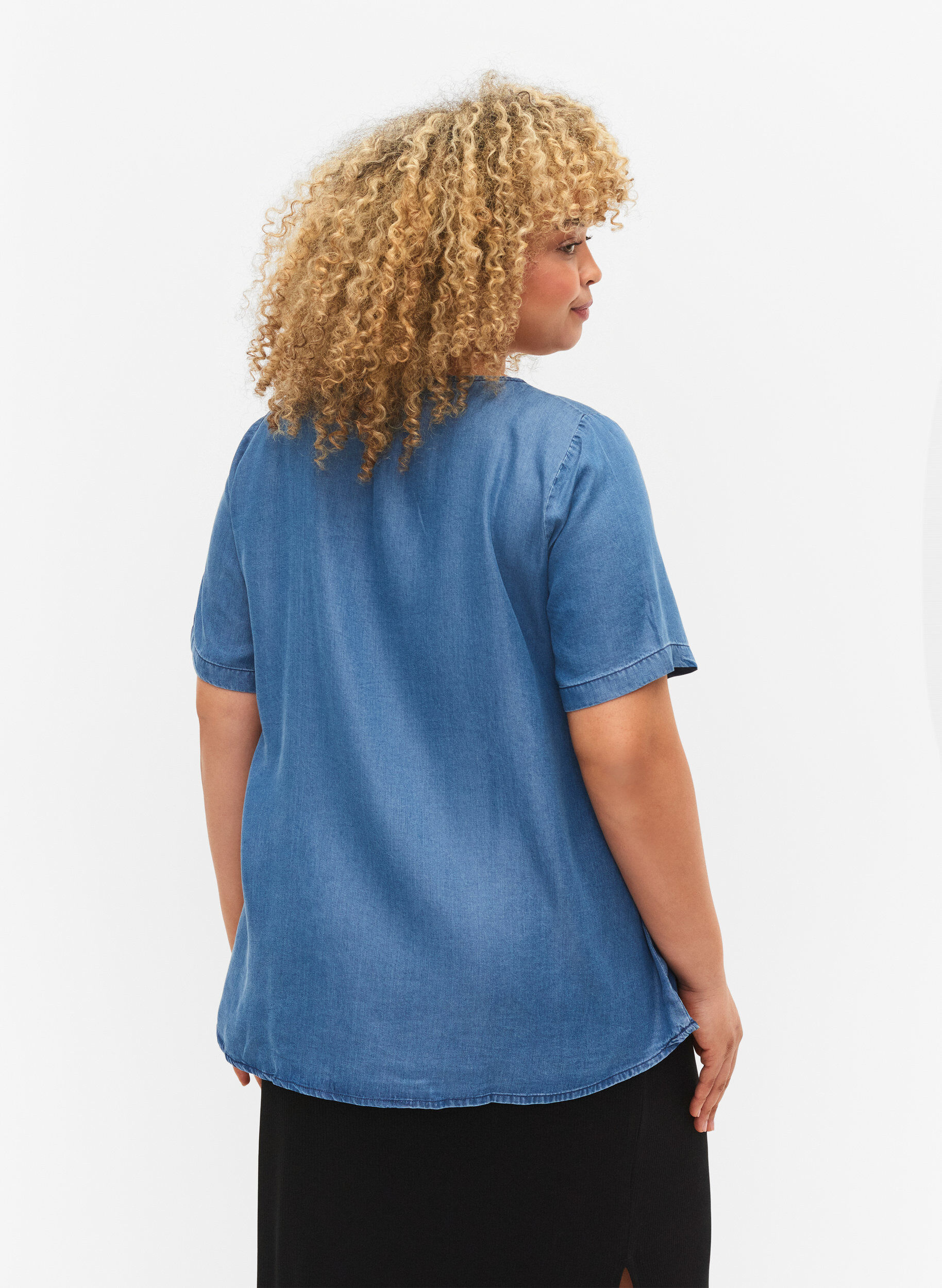 Zizzi Blouse &agrave; manches courtes en lyocell (TENCEL&trade;), Blue denim, Model image number 1