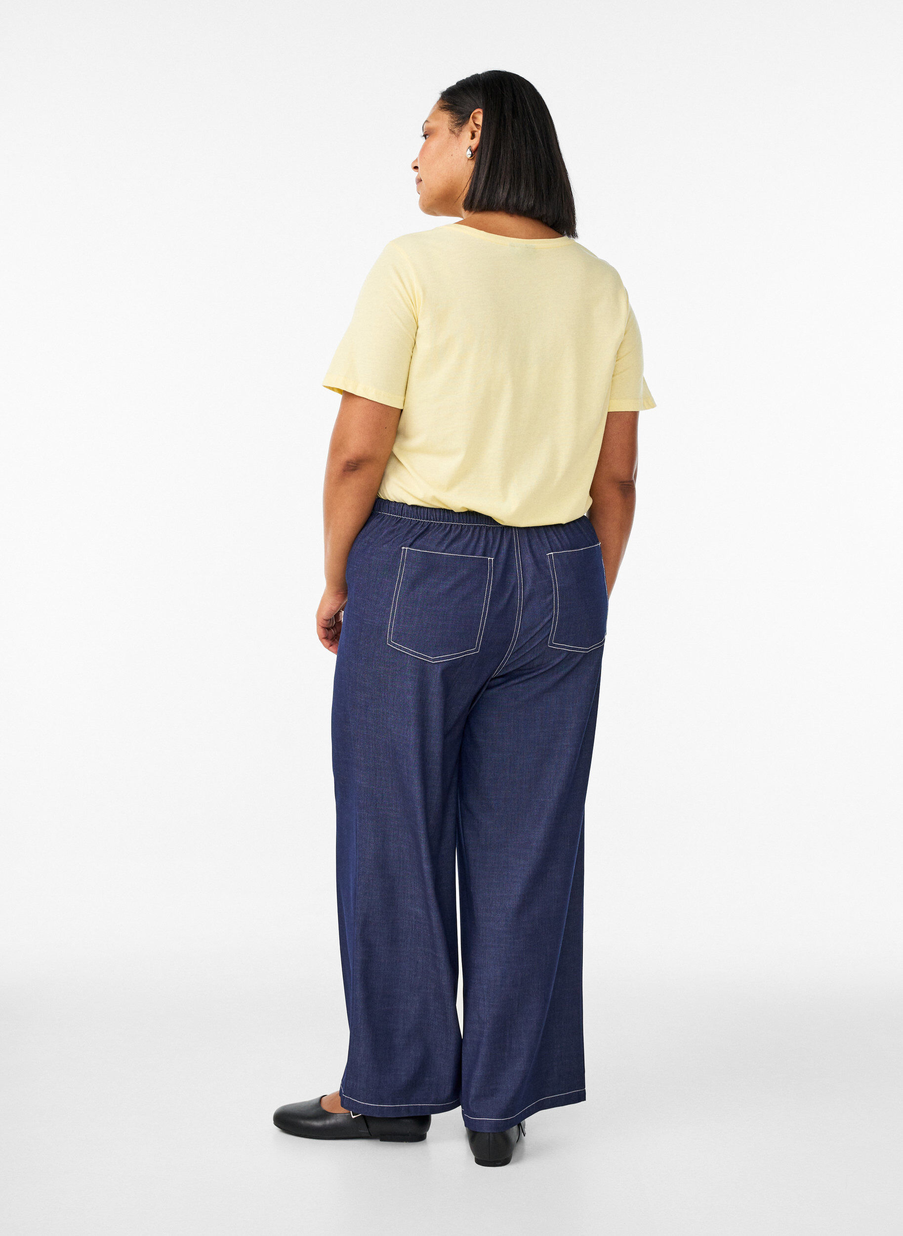Zizzi Pantalon aspect denim avec des surpiq&ucirc;res contrastantes, Bleu, Model image number 1