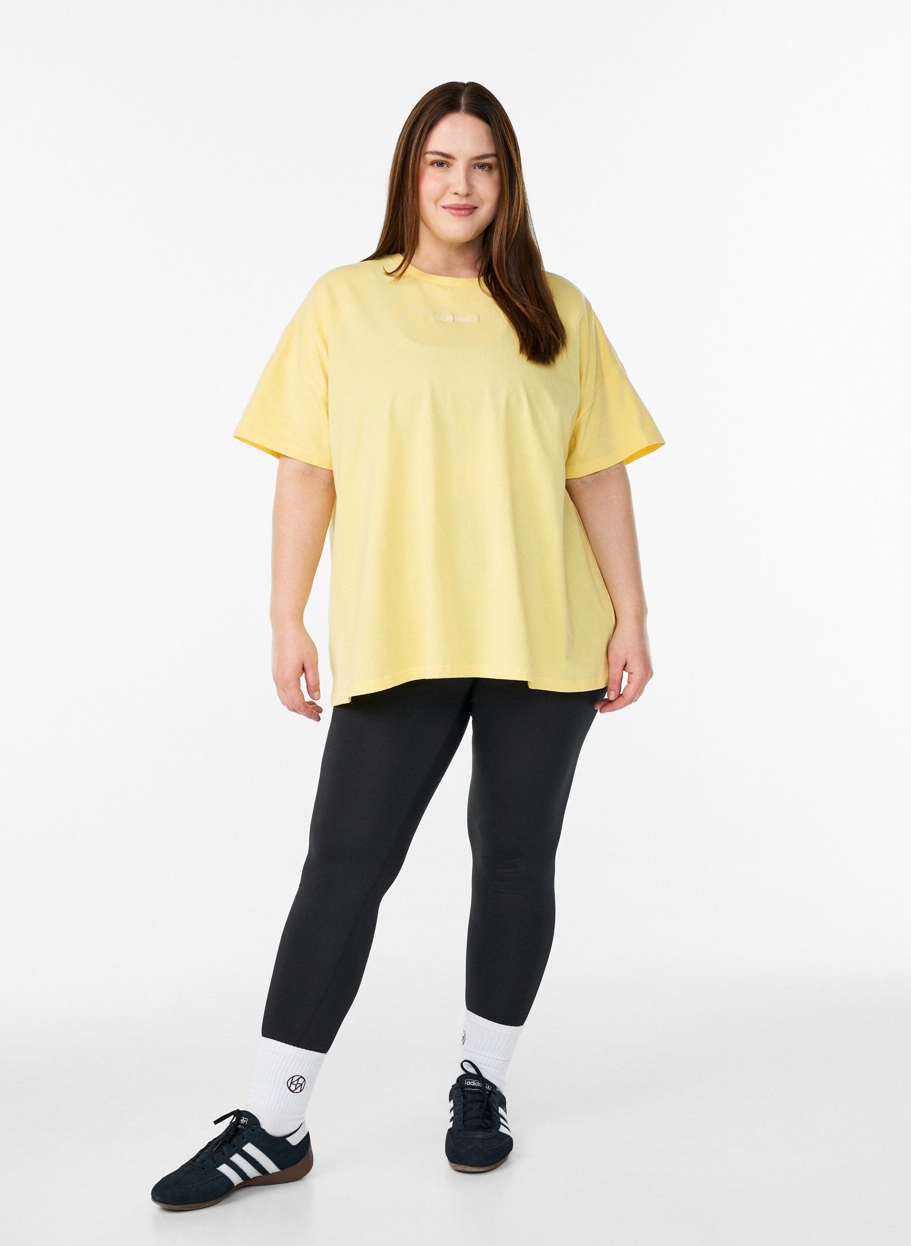 Zizzi T-shirt en coton bio avec un petit motif sur le devant, Jaune, Model image number 1