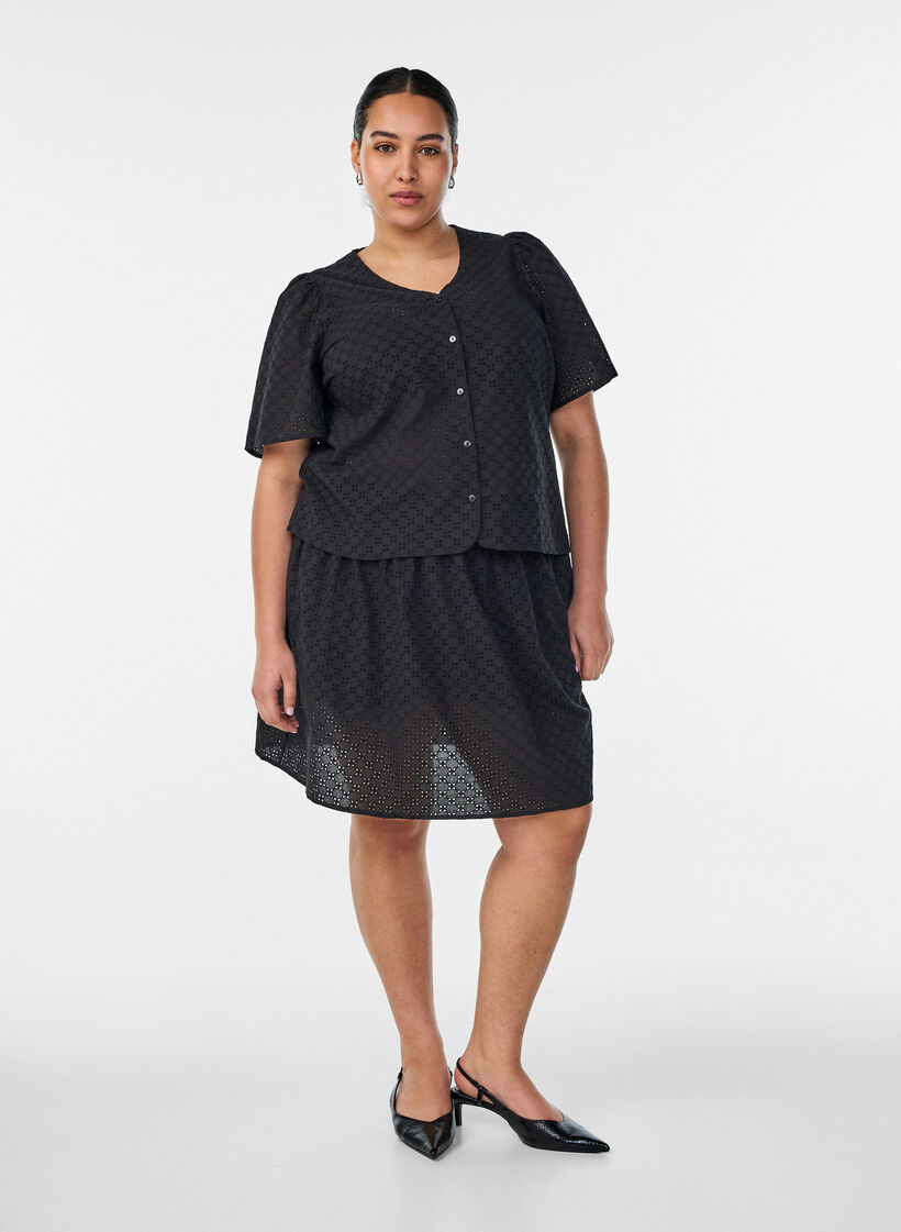 Blouse en broderie anglaise avec fermeture boutonn&eacute;e, Noir, Model image number 1